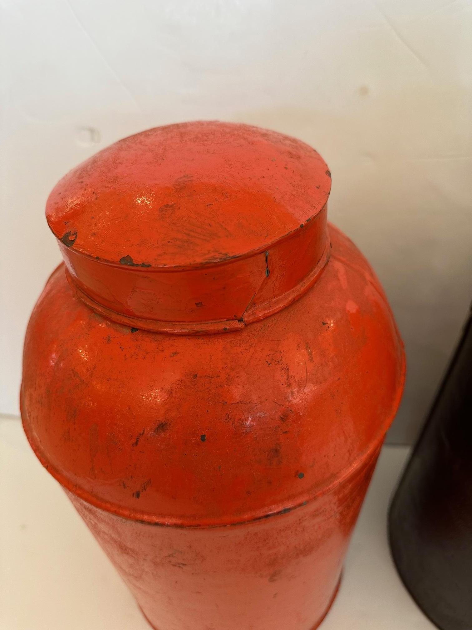 Un ensemble frappant  3 grandes Antiquités  Boîtes à thé chinoises colorées en métal peintes à la main en vente 4