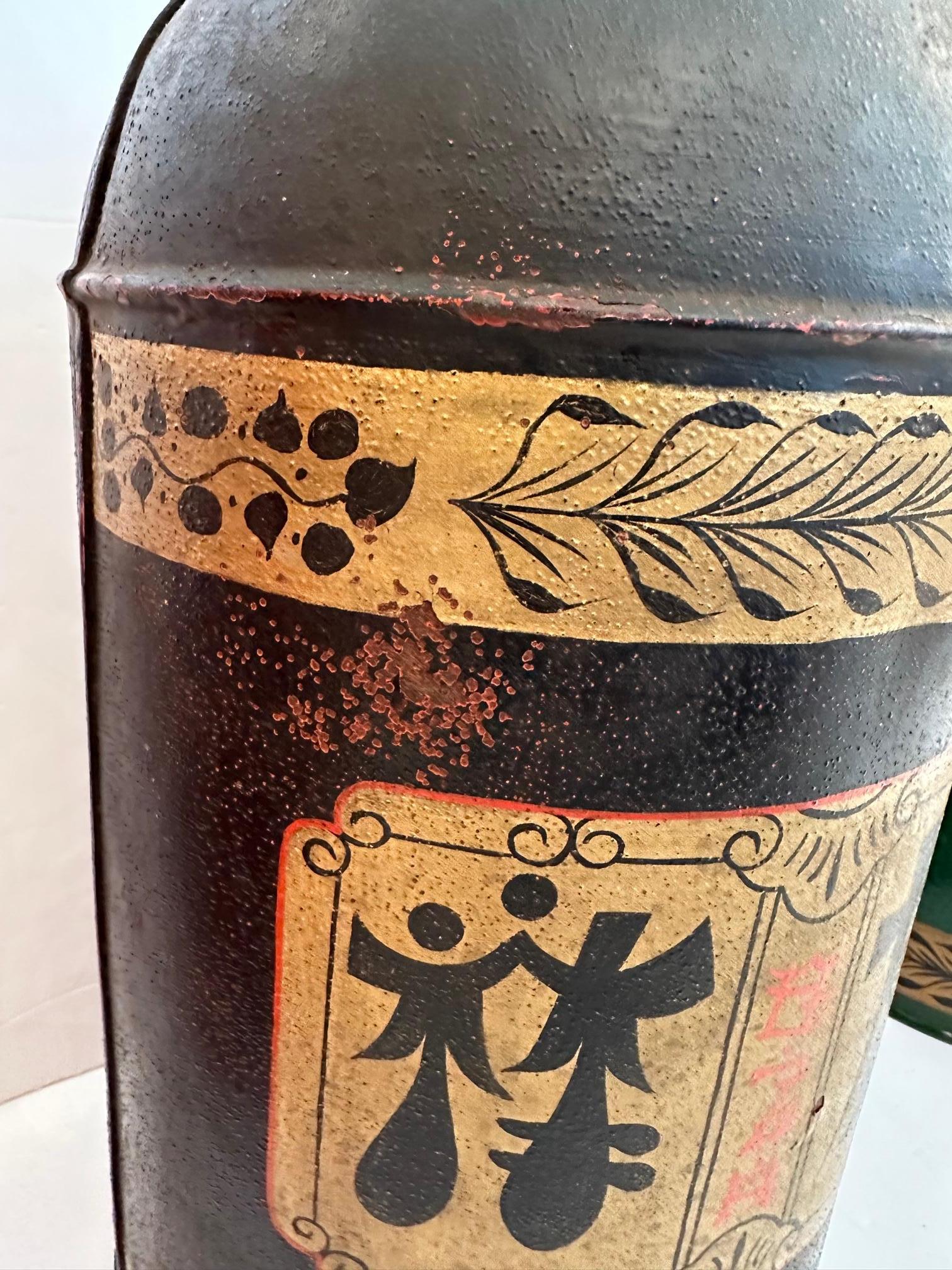 Un ensemble frappant  3 grandes Antiquités  Boîtes à thé chinoises colorées en métal peintes à la main Bon état - En vente à Hopewell, NJ