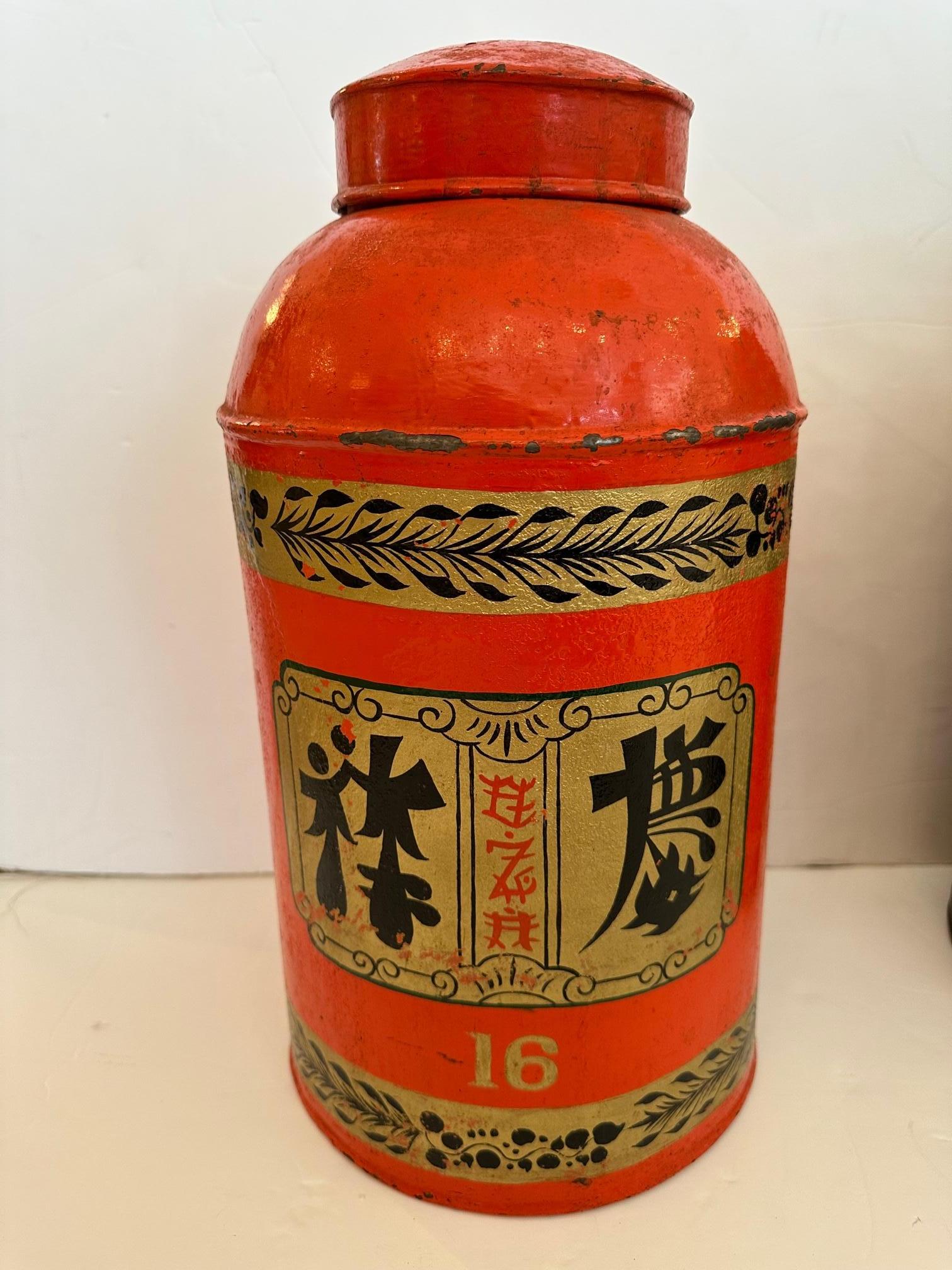 Un ensemble frappant  3 grandes Antiquités  Boîtes à thé chinoises colorées en métal peintes à la main en vente 2
