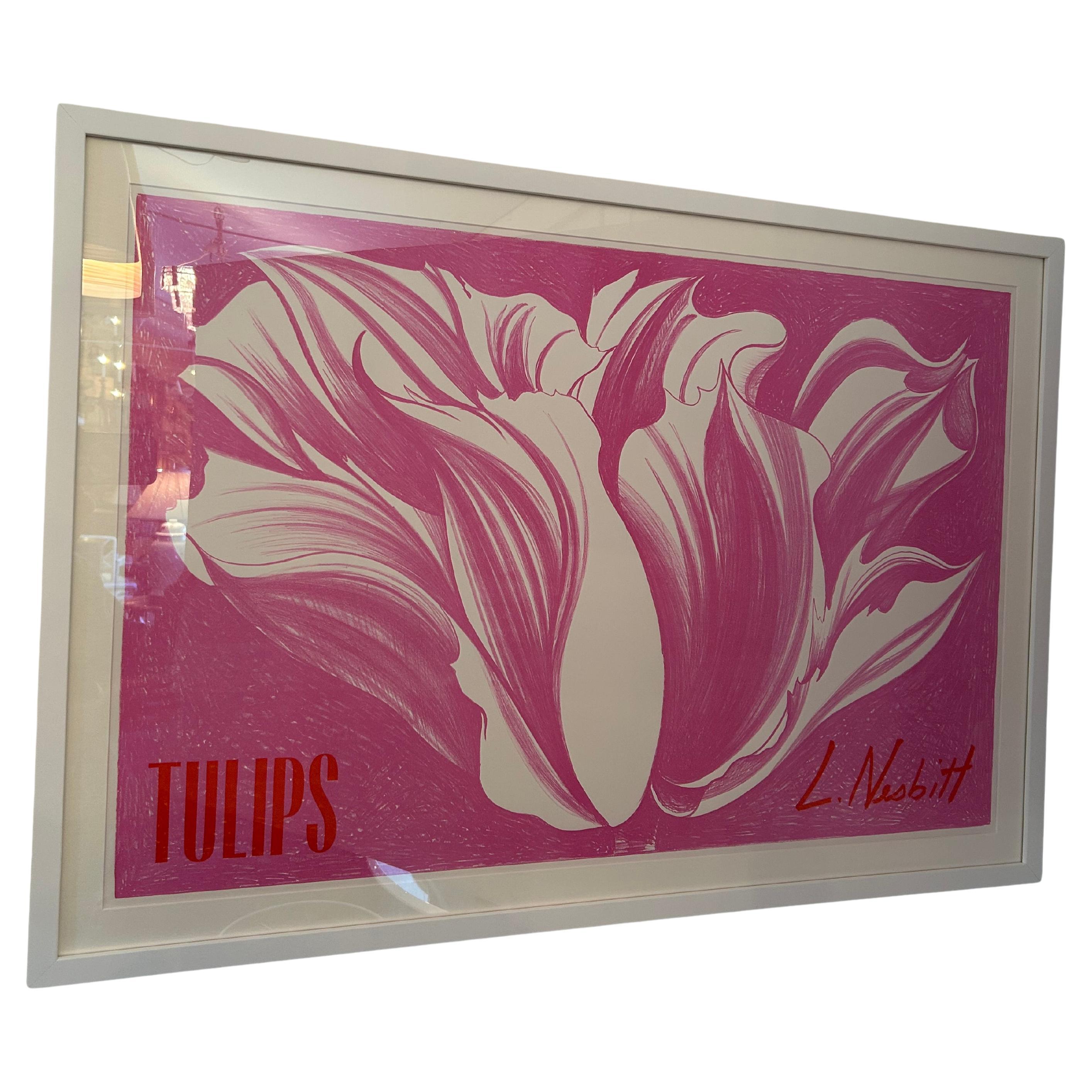 Ensemble élégant de 3 lithographies de fleurs de Lowell Nesbitt comprenant des gros plans graphiques d'un oiseau de paradis, d'une tulipe et d'un iris hollandais.  Ils sont simplement encadrés dans des passe-partout et des cadres modernes et propres