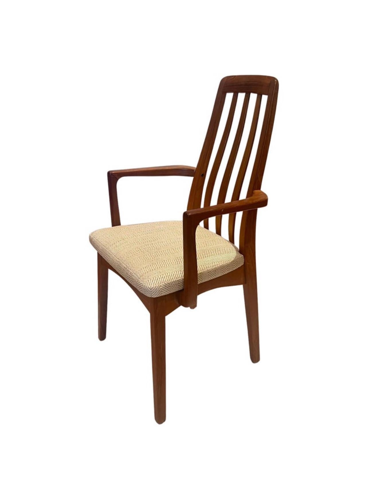 Bellissimo set di 4 poltrone in teak massiccio, appena restaurate con un nuovo tessuto in lana color crema con motivo chevron, solido e robusto in ottime condizioni, oliato e controllato ogni poltrona, splendido set difficile da trovare di Benny A.