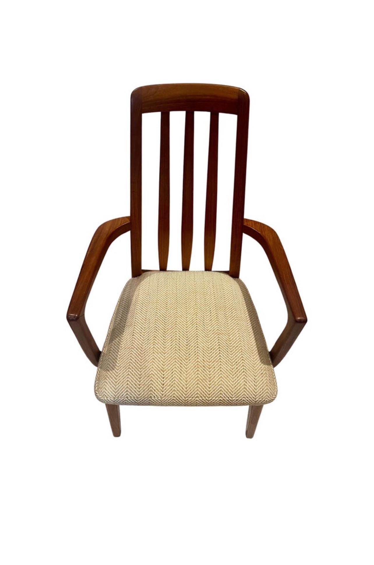 Un sorprendente set di 4 sedie da pranzo con bracci in teak di Benny A. Linden New Upholstery In condizioni ottime in vendita a San Diego, CA