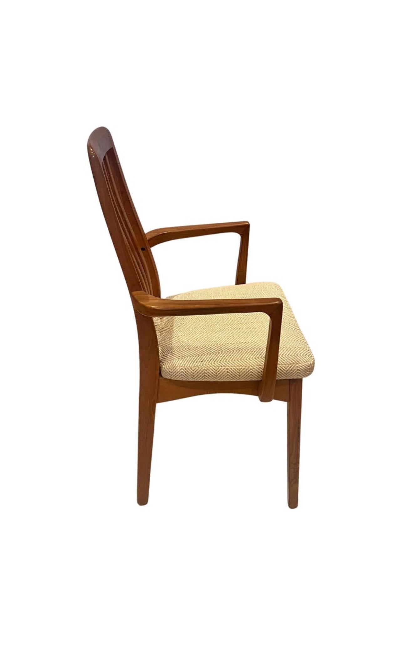 XX secolo Un sorprendente set di 4 sedie da pranzo con bracci in teak di Benny A. Linden New Upholstery in vendita