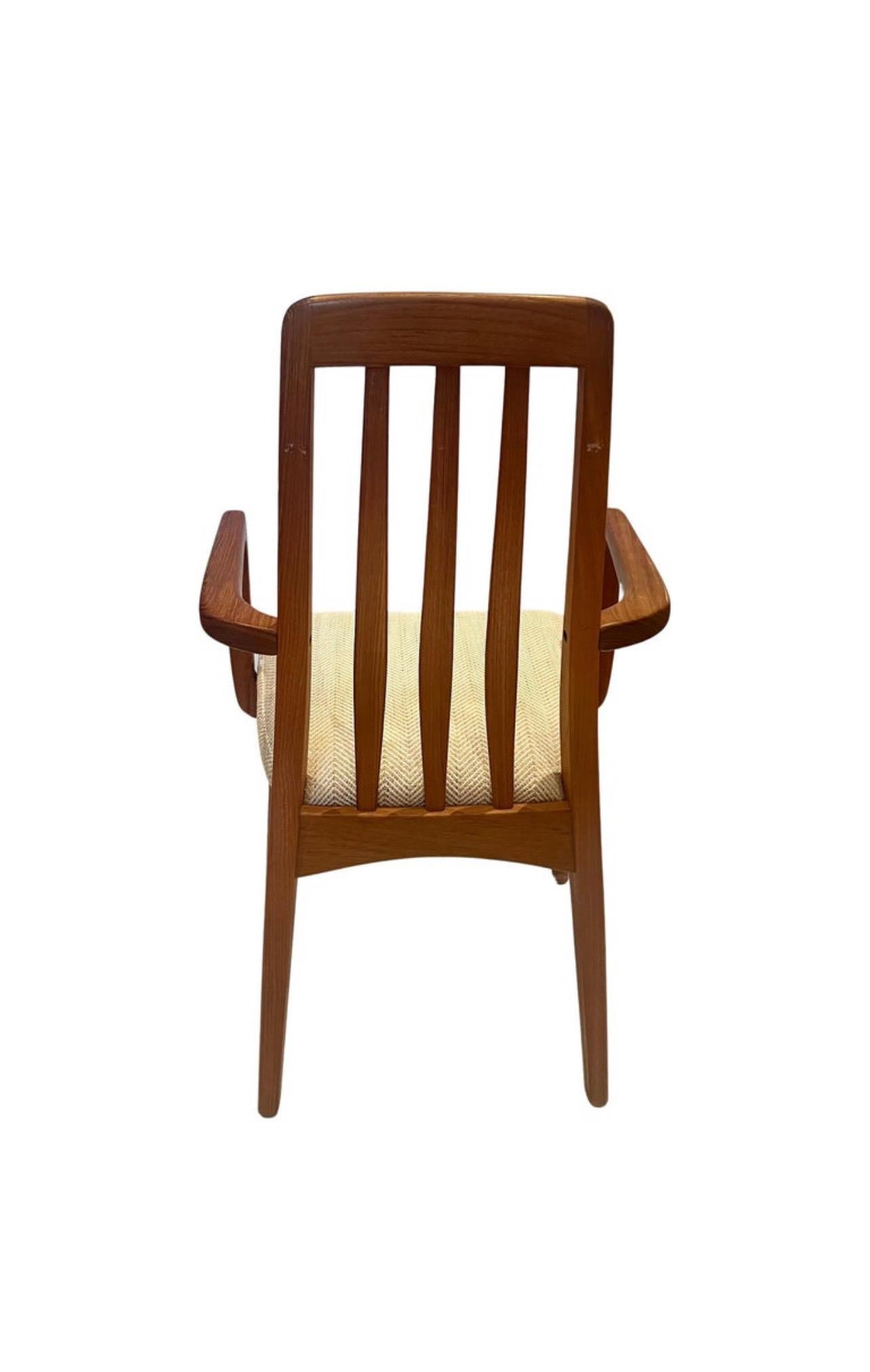 Un sorprendente set di 4 sedie da pranzo con bracci in teak di Benny A. Linden New Upholstery in vendita 1
