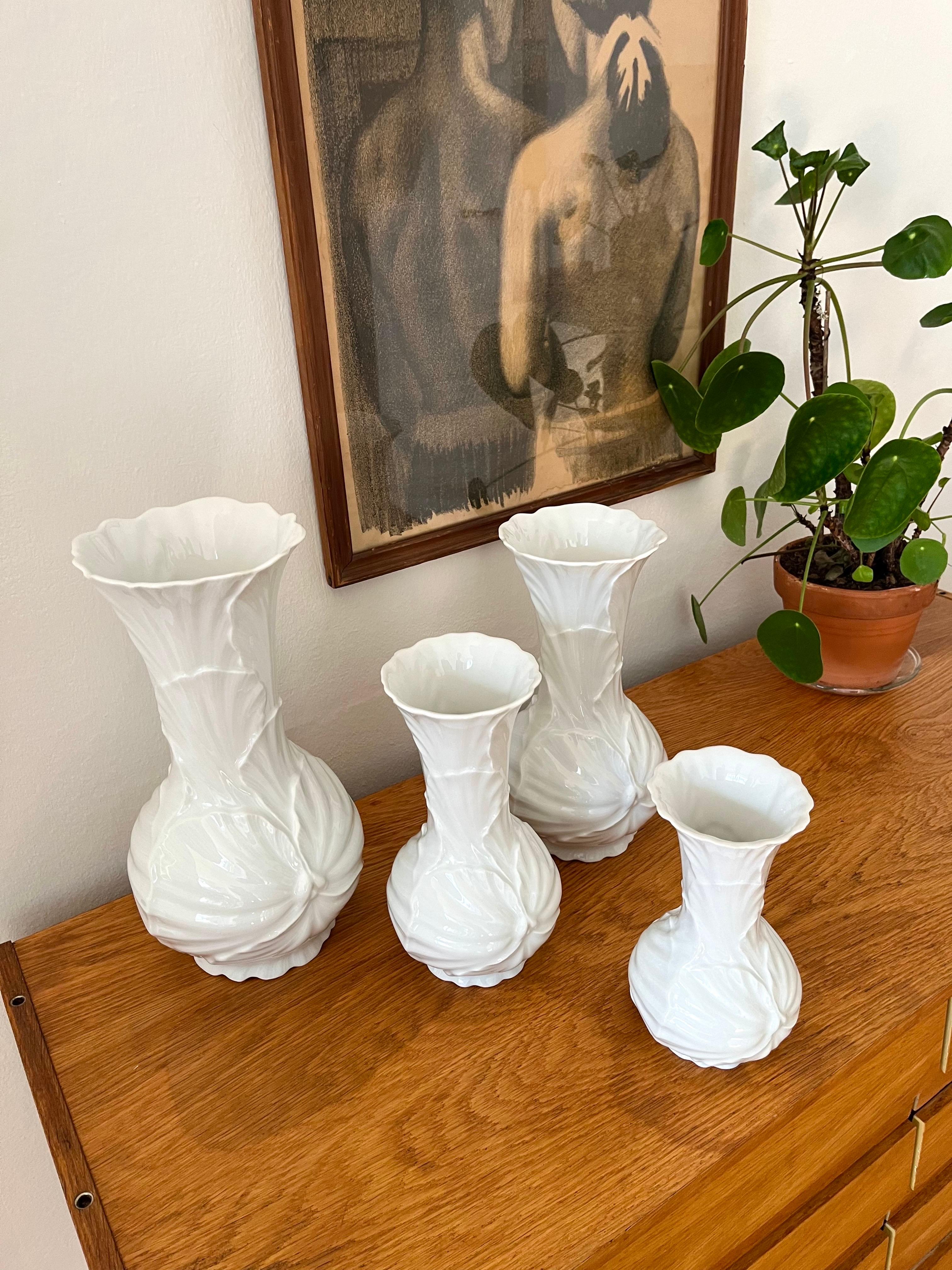 Art nouveau Remarquable ensemble de 4 vases en forme de feuille/de fleur par Tettau Antiquariat, Allemagne, années 1980 en vente