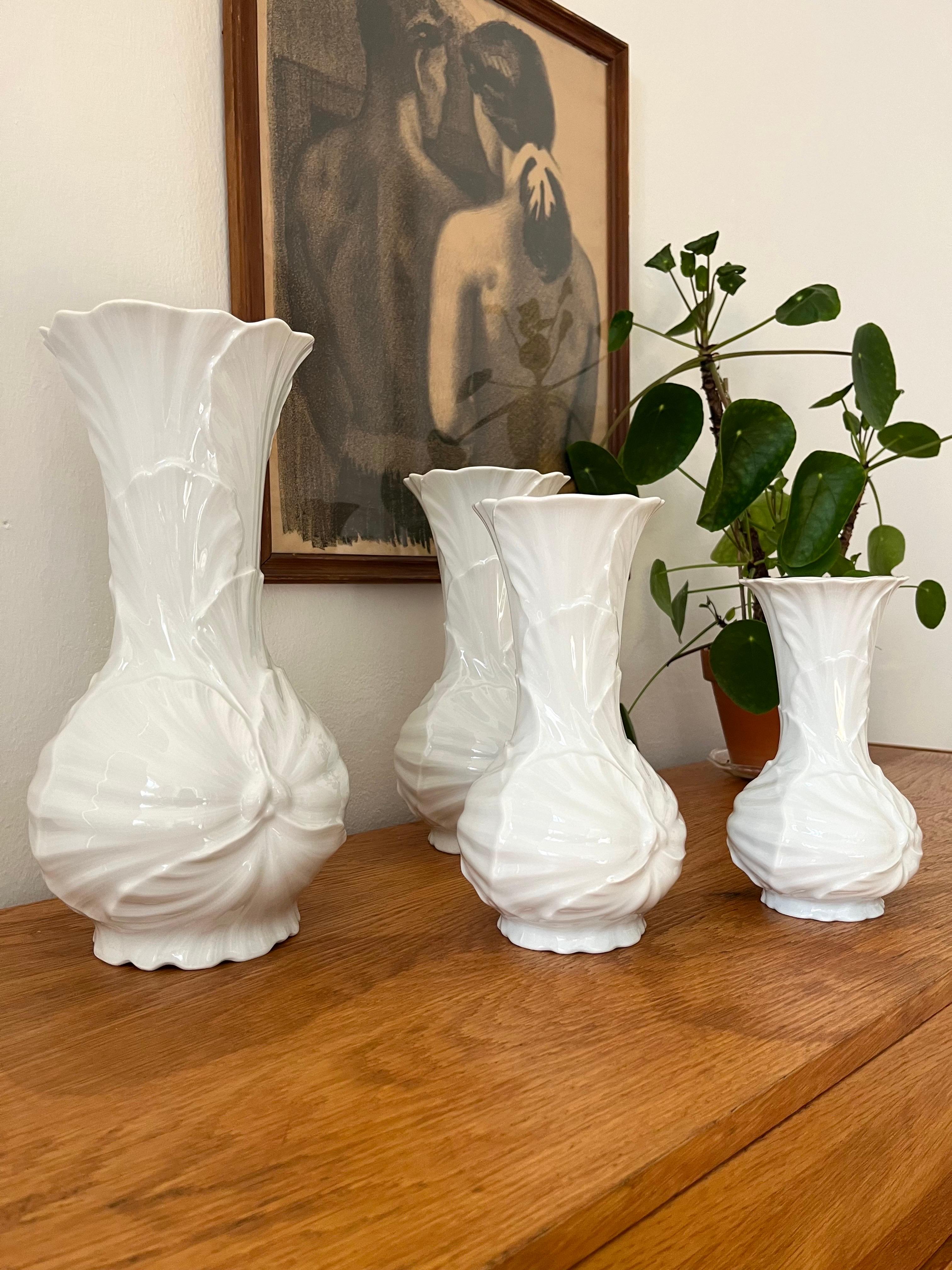 Allemand Remarquable ensemble de 4 vases en forme de feuille/de fleur par Tettau Antiquariat, Allemagne, années 1980 en vente