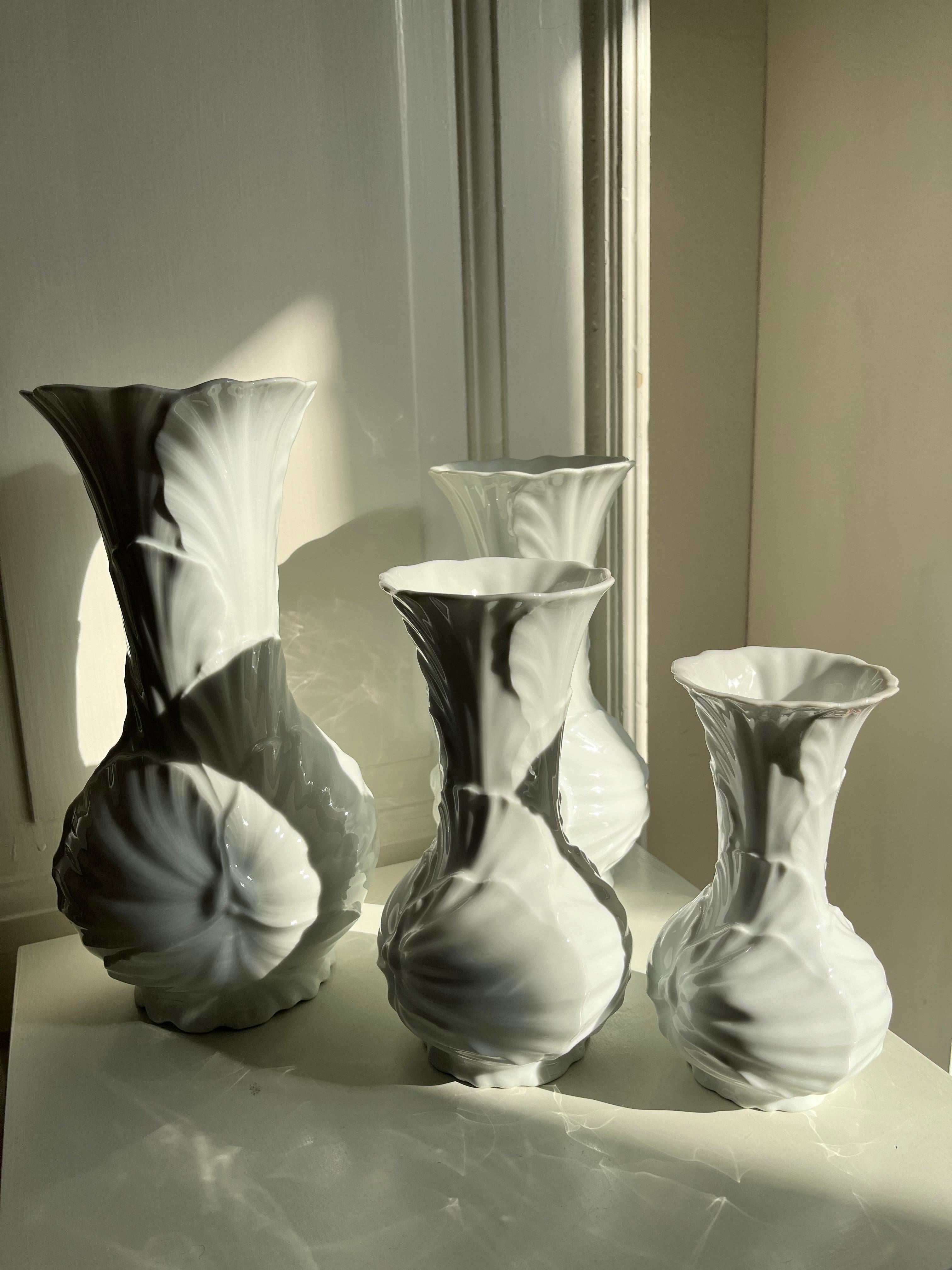 Fin du 20e siècle Remarquable ensemble de 4 vases en forme de feuille/de fleur par Tettau Antiquariat, Allemagne, années 1980 en vente