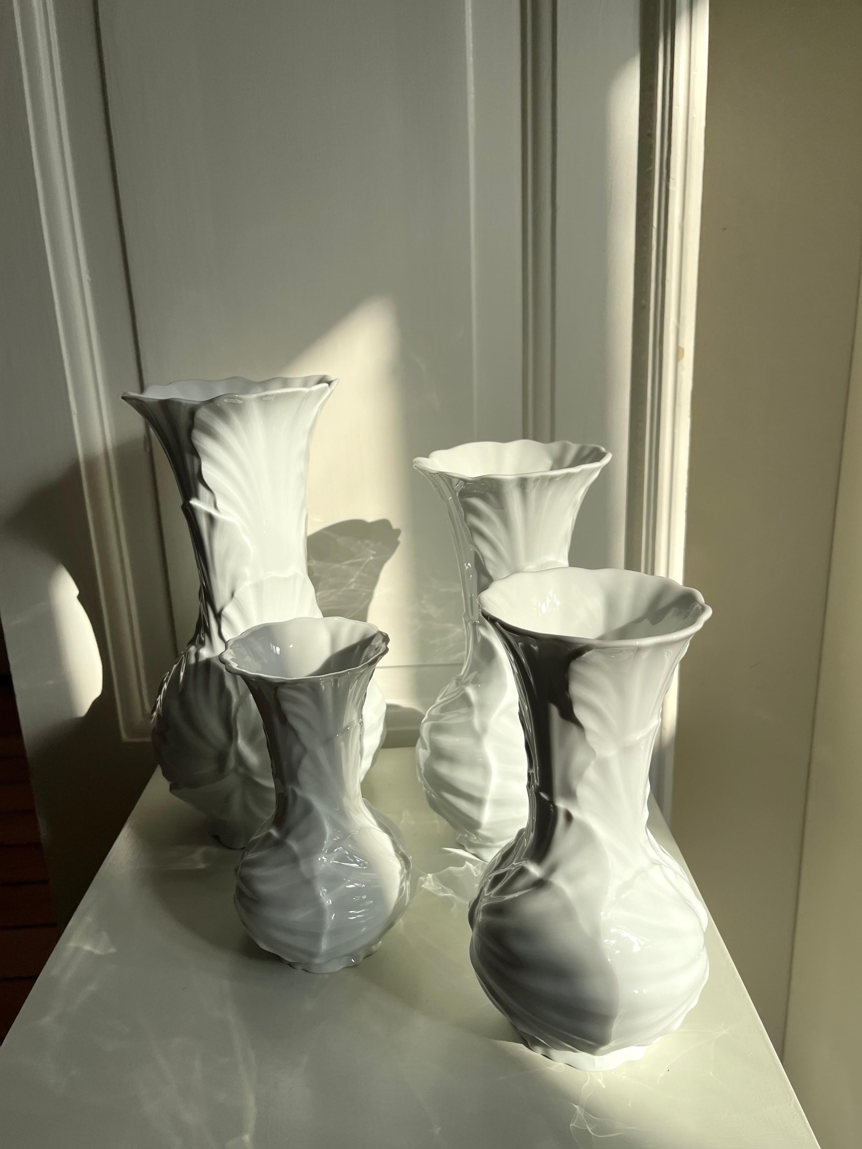 Porcelaine Remarquable ensemble de 4 vases en forme de feuille/de fleur par Tettau Antiquariat, Allemagne, années 1980 en vente