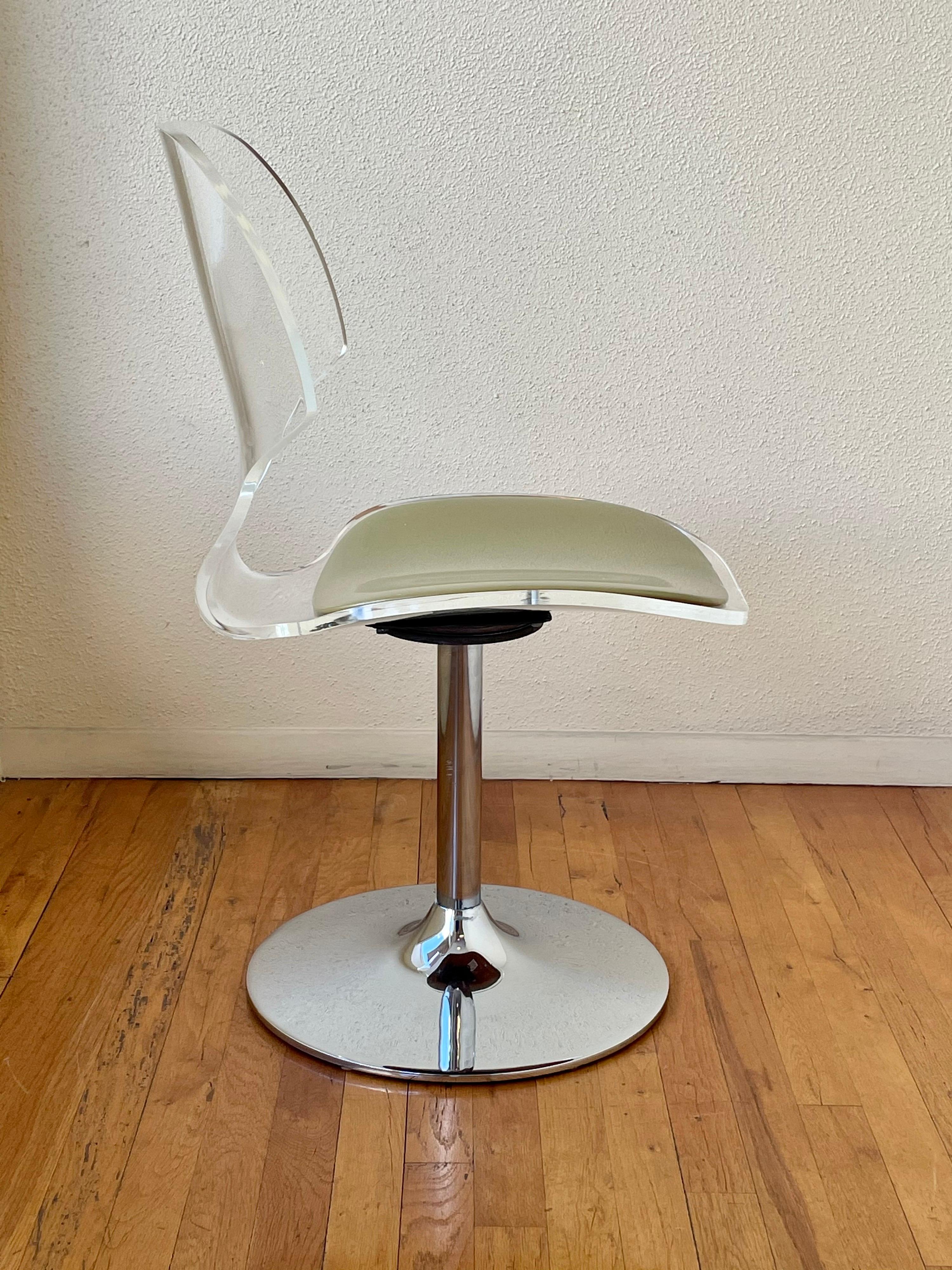 Striking Set of 4 Space Age Lucite and Chrome Swivel Chairs In Excellent Condition In San Diego, CA