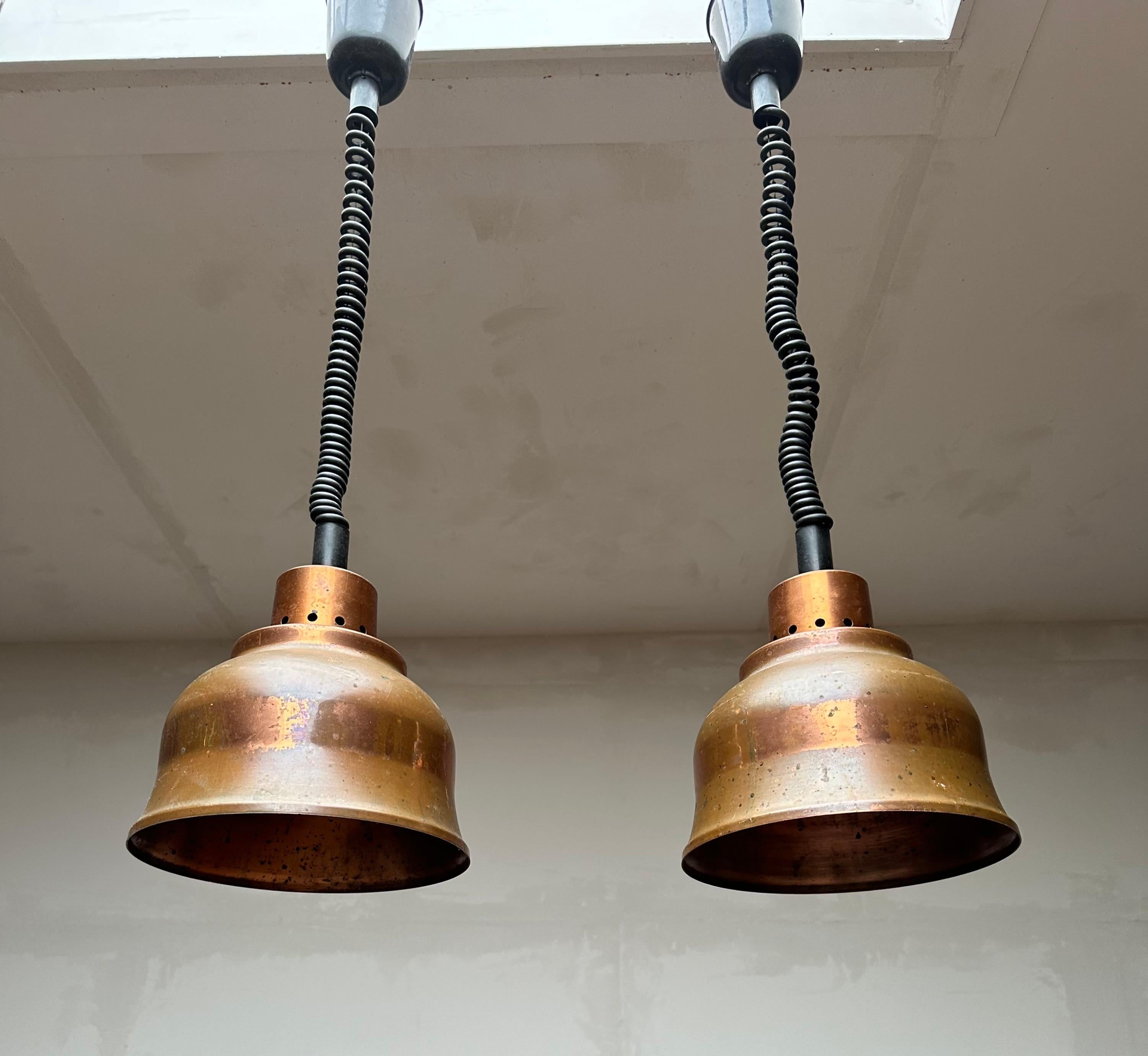 

Eine atemberaubende Kollektion von acht authentischen Pendelleuchten aus Kupfer, die wunderschön erhalten sind und eine reiche, im Laufe der Zeit erworbene Patina aufweisen. Diese auffälligen Leuchten bieten eine elegante Mischung aus