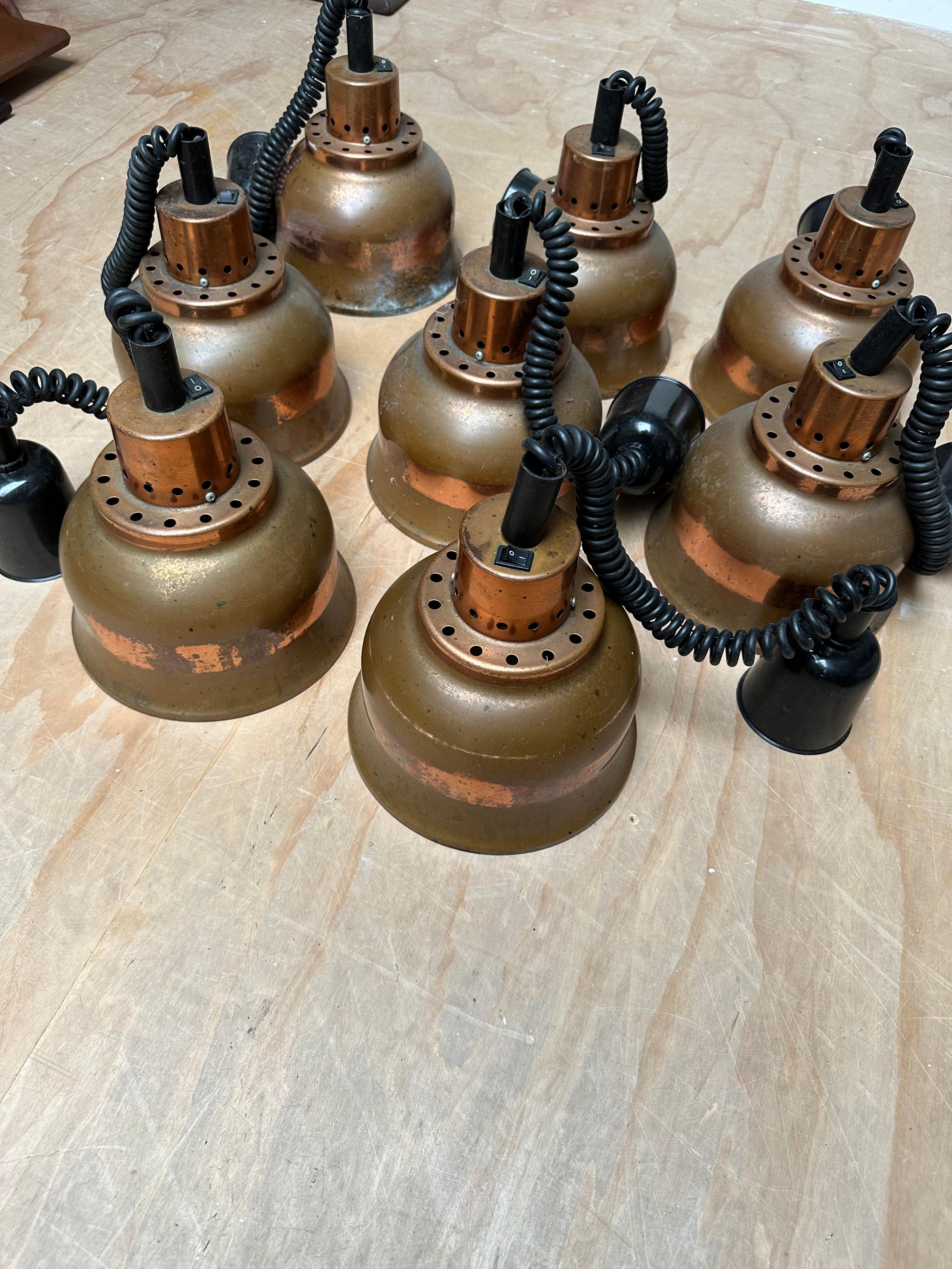 Auffälliges Set aus 8 Kupfer-Hängeleuchten im Vintage-Stil der 1960er Jahre, verstellbar & ikonisches Design (Metall) im Angebot