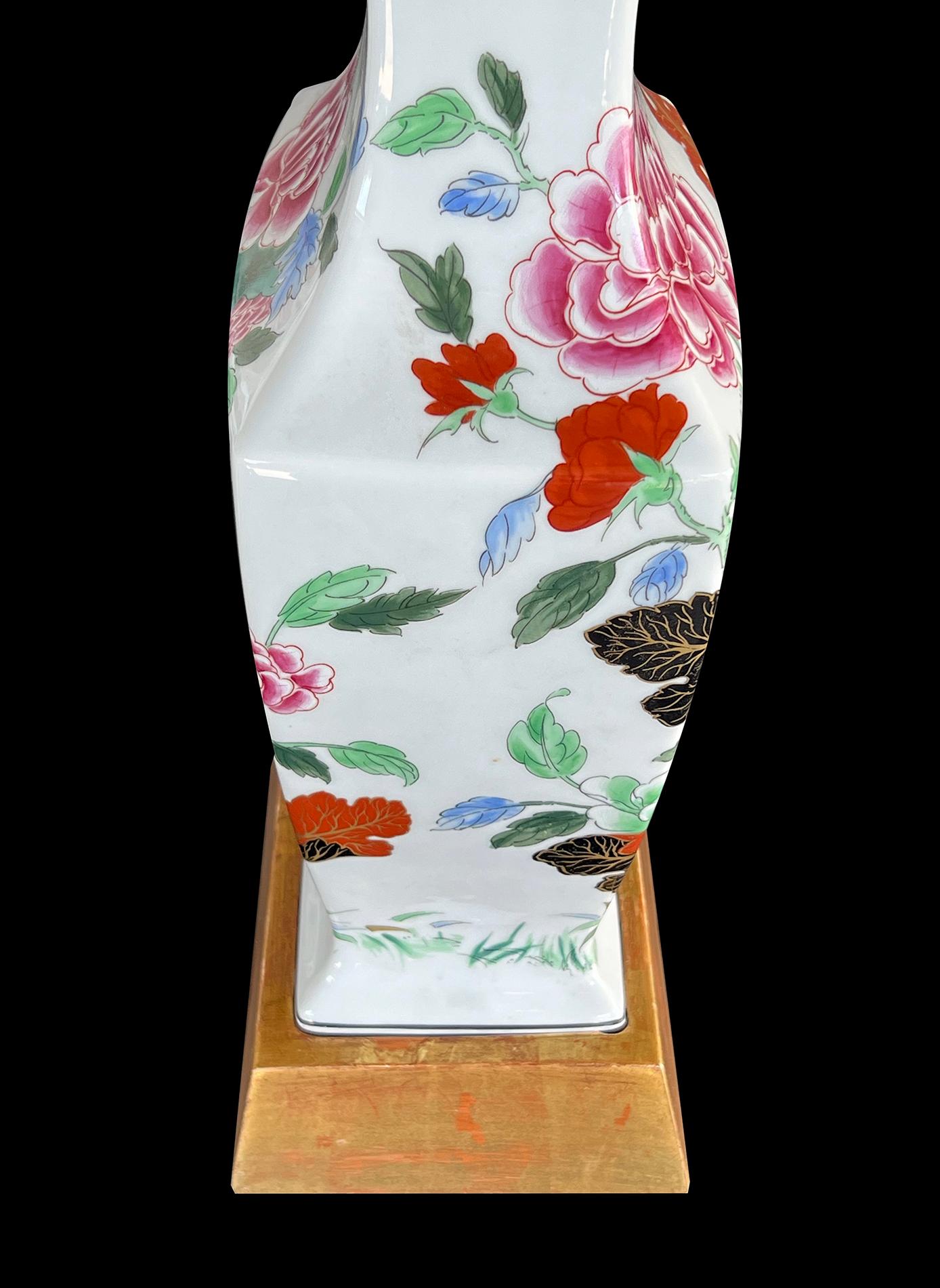 Porcelaine Remarquable ensemble de quatre vases portugais de style Imari maintenant montés comme lampes en vente