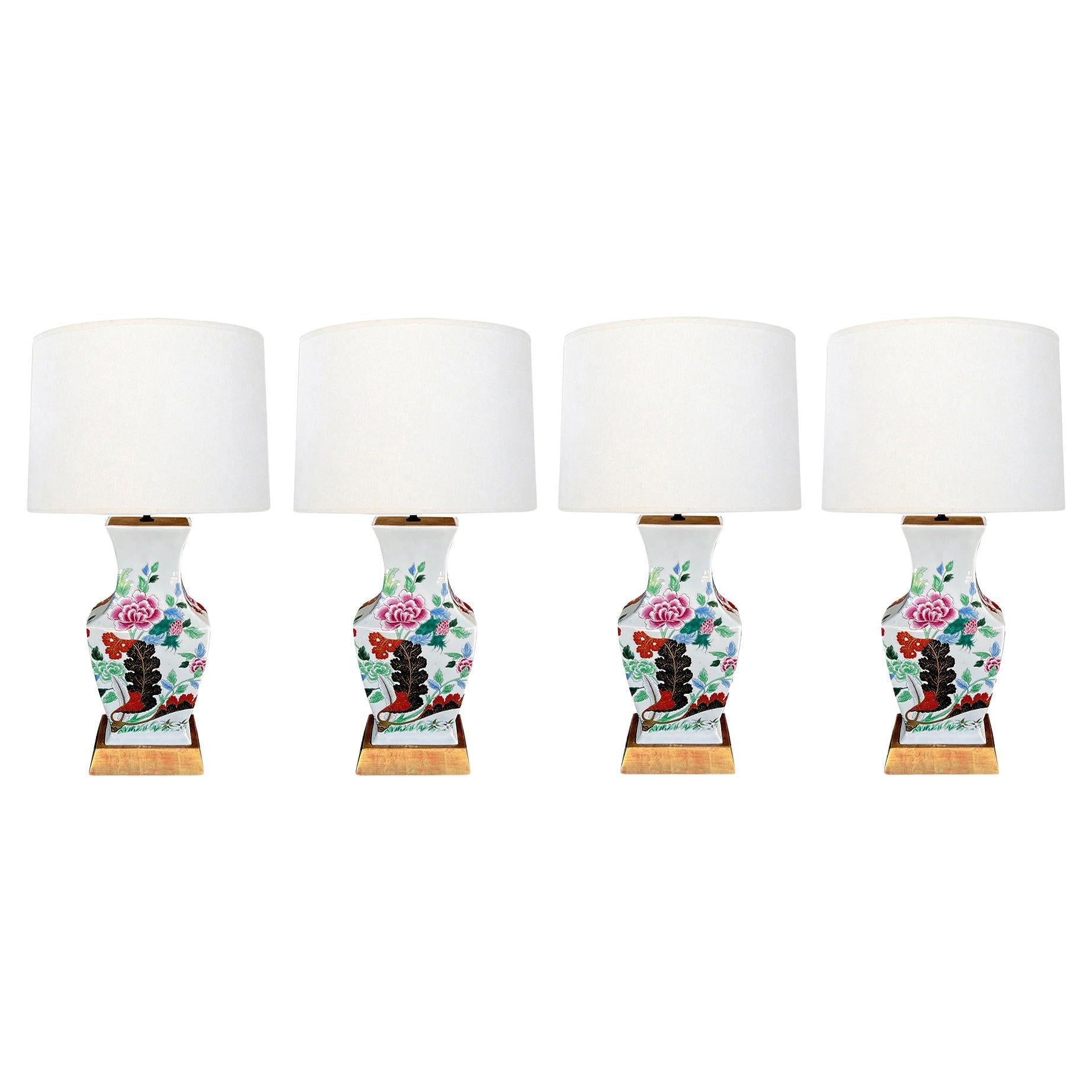 Remarquable ensemble de quatre vases portugais de style Imari maintenant montés comme lampes en vente