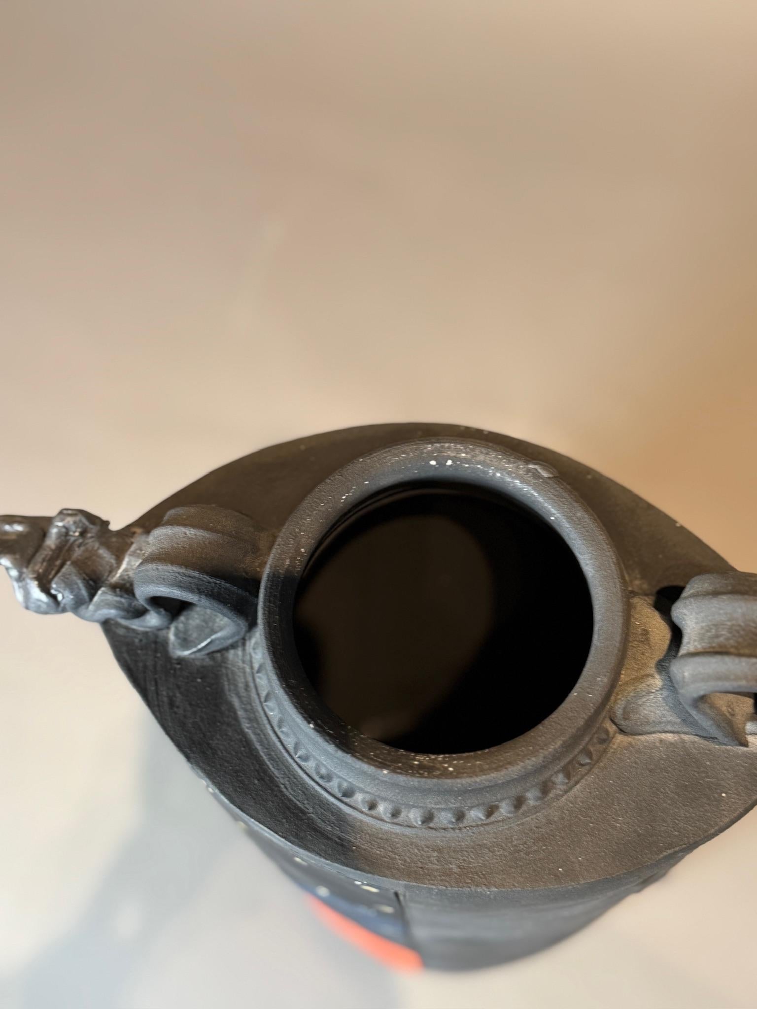 Straordinario vaso scultoreo in ceramica dipinto a mano e firmato, con coperchio in vendita 2