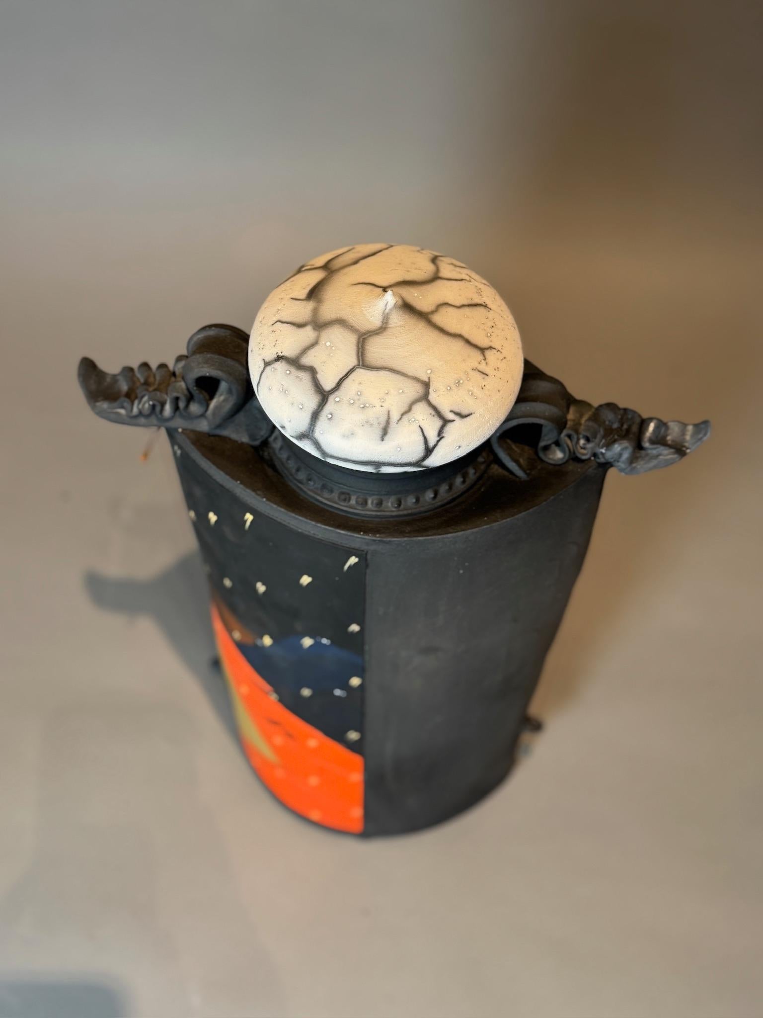 Moderno Straordinario vaso scultoreo in ceramica dipinto a mano e firmato, con coperchio in vendita