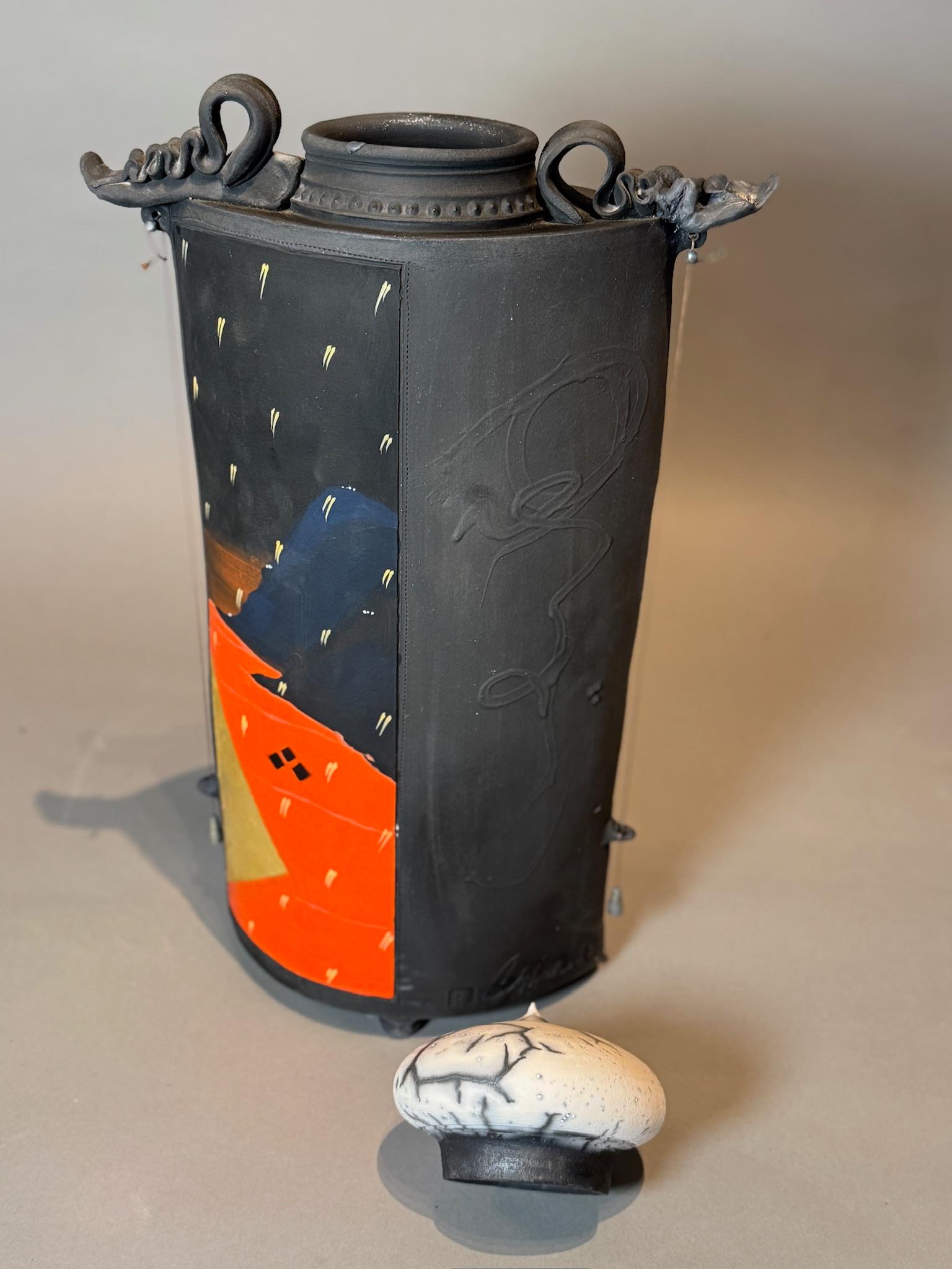 Sconosciuto Straordinario vaso scultoreo in ceramica dipinto a mano e firmato, con coperchio in vendita