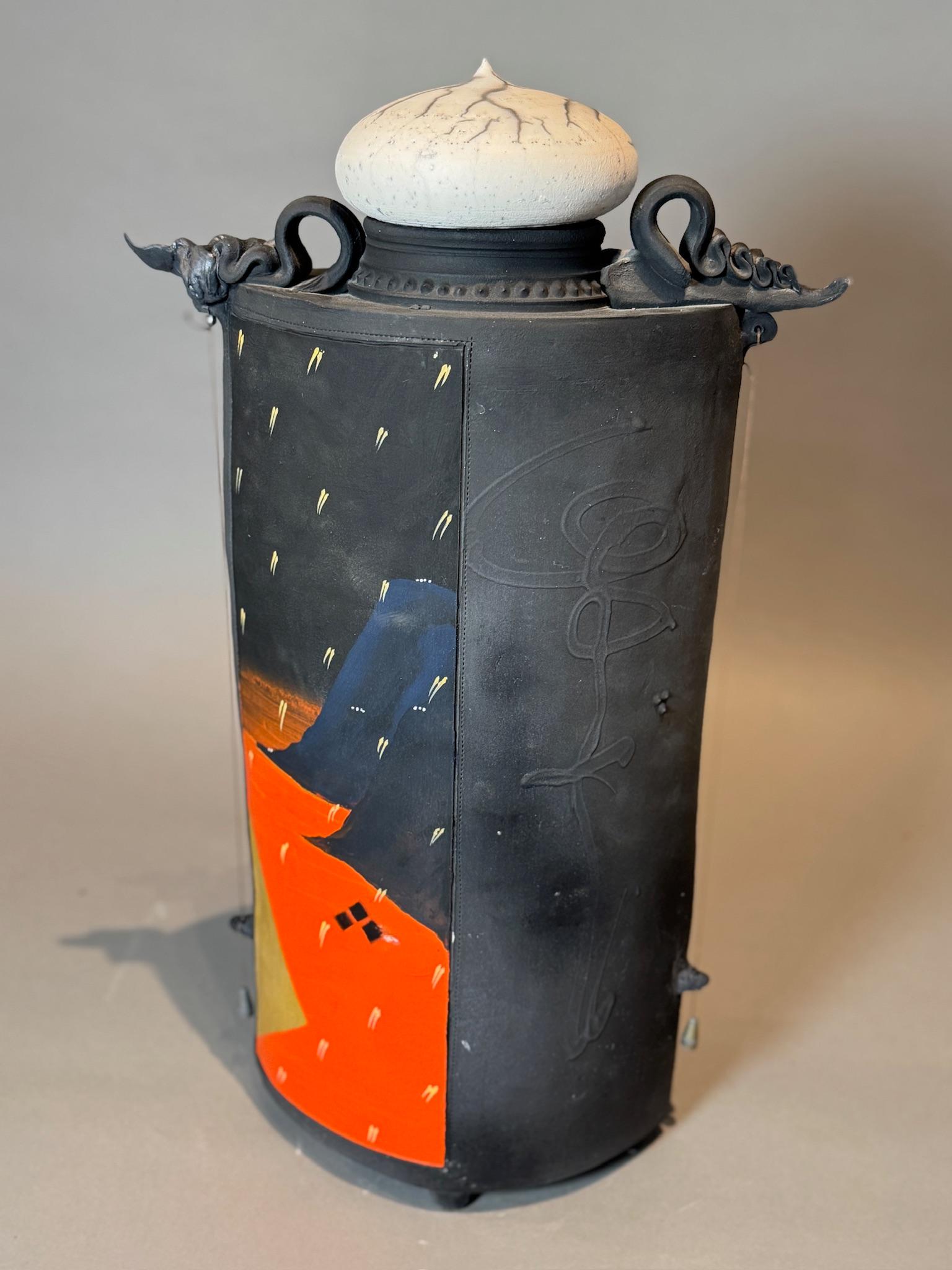Straordinario vaso scultoreo in ceramica dipinto a mano e firmato, con coperchio In condizioni buone in vendita a West Hollywood, CA