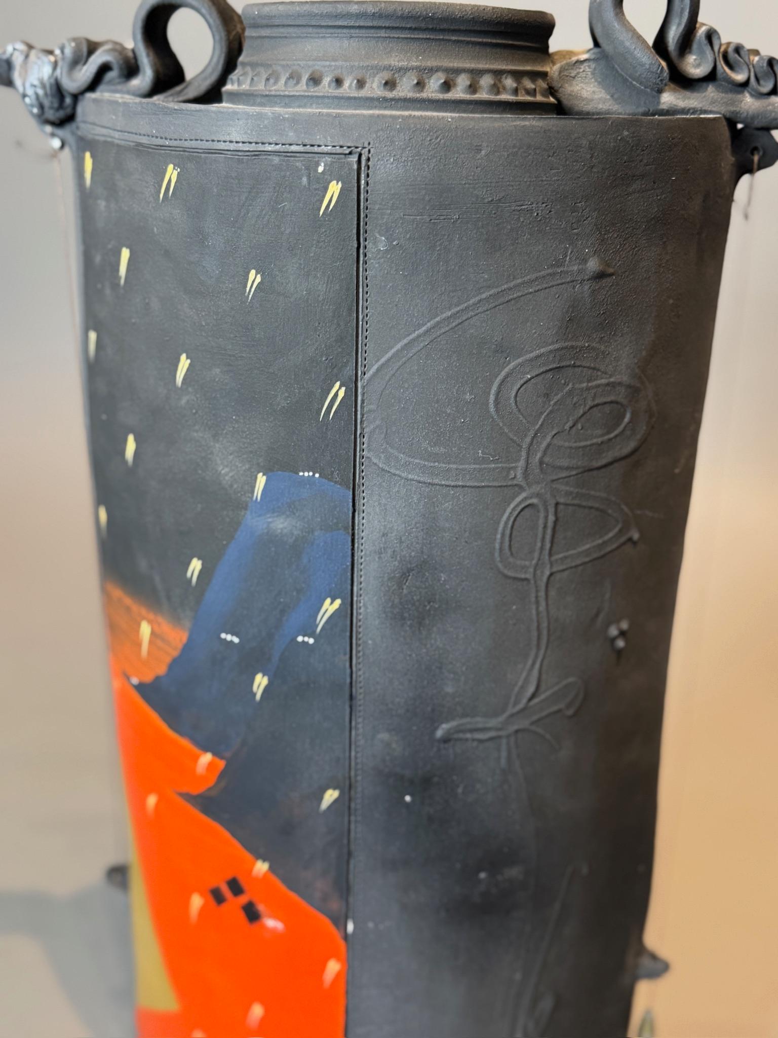 Straordinario vaso scultoreo in ceramica dipinto a mano e firmato, con coperchio in vendita 1