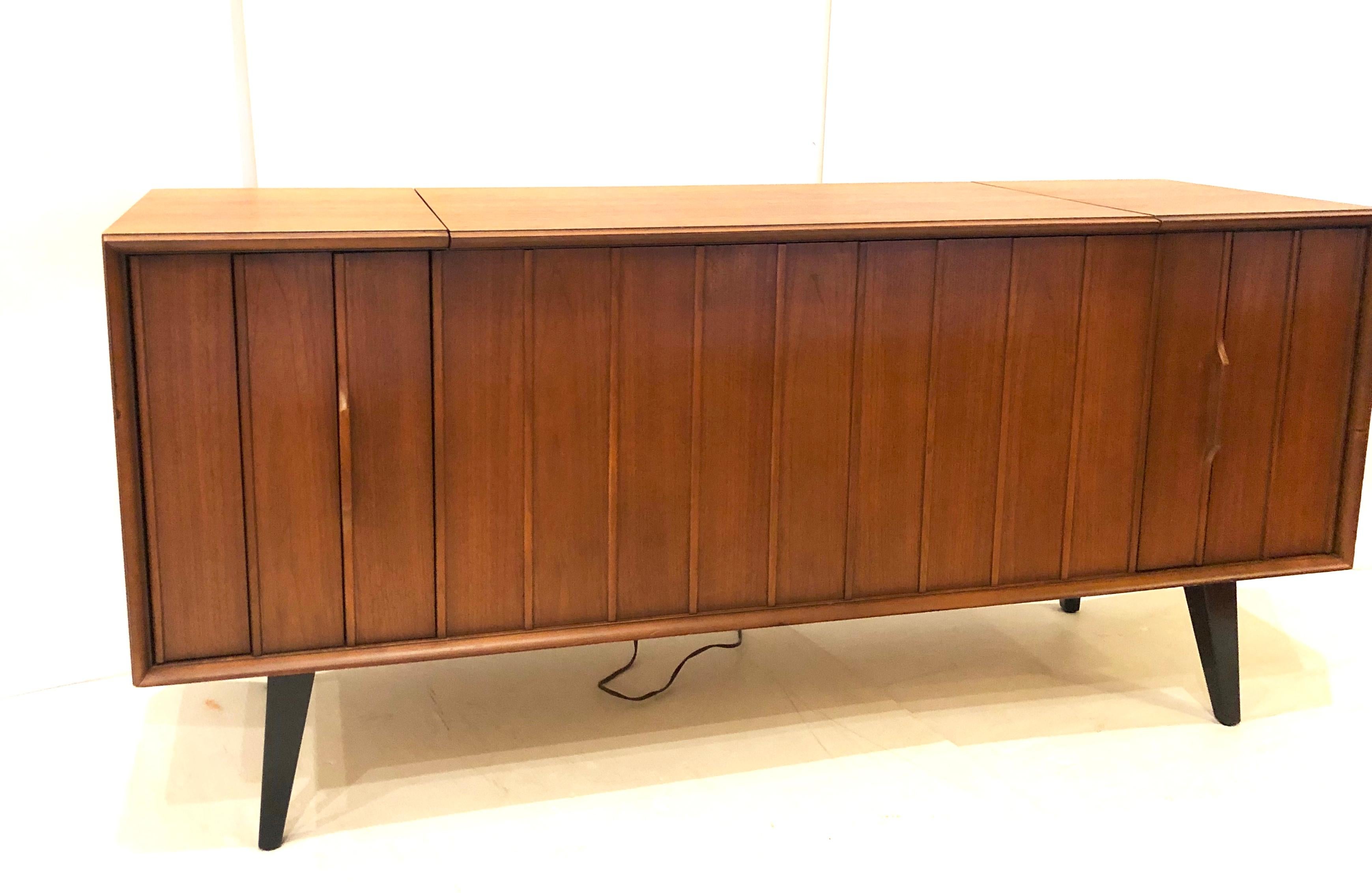 zenith stereo cabinet