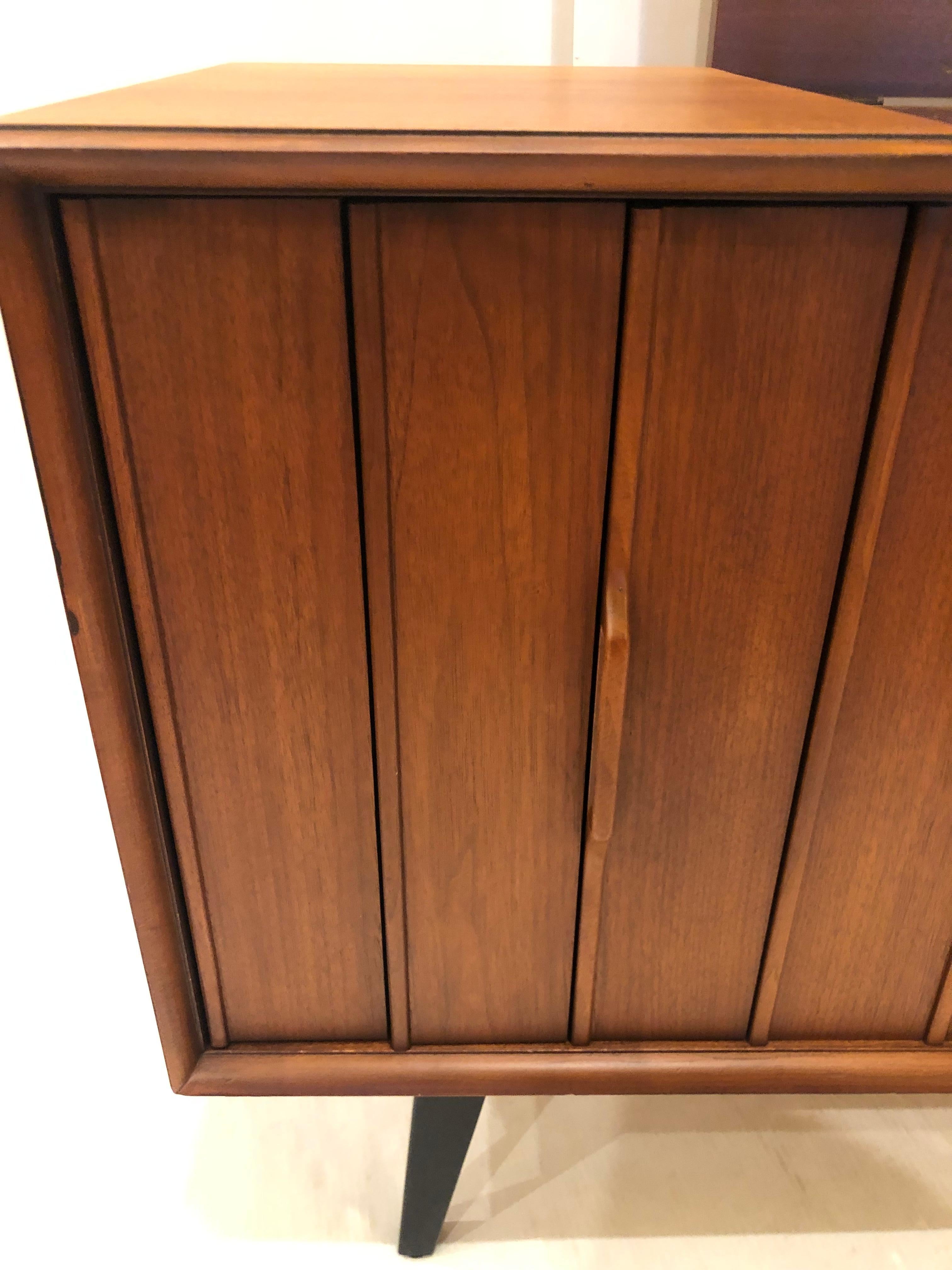 Mid-Century Modern Striking Small American Midcentury Walnut Console Stereo Cabinet by Zenith