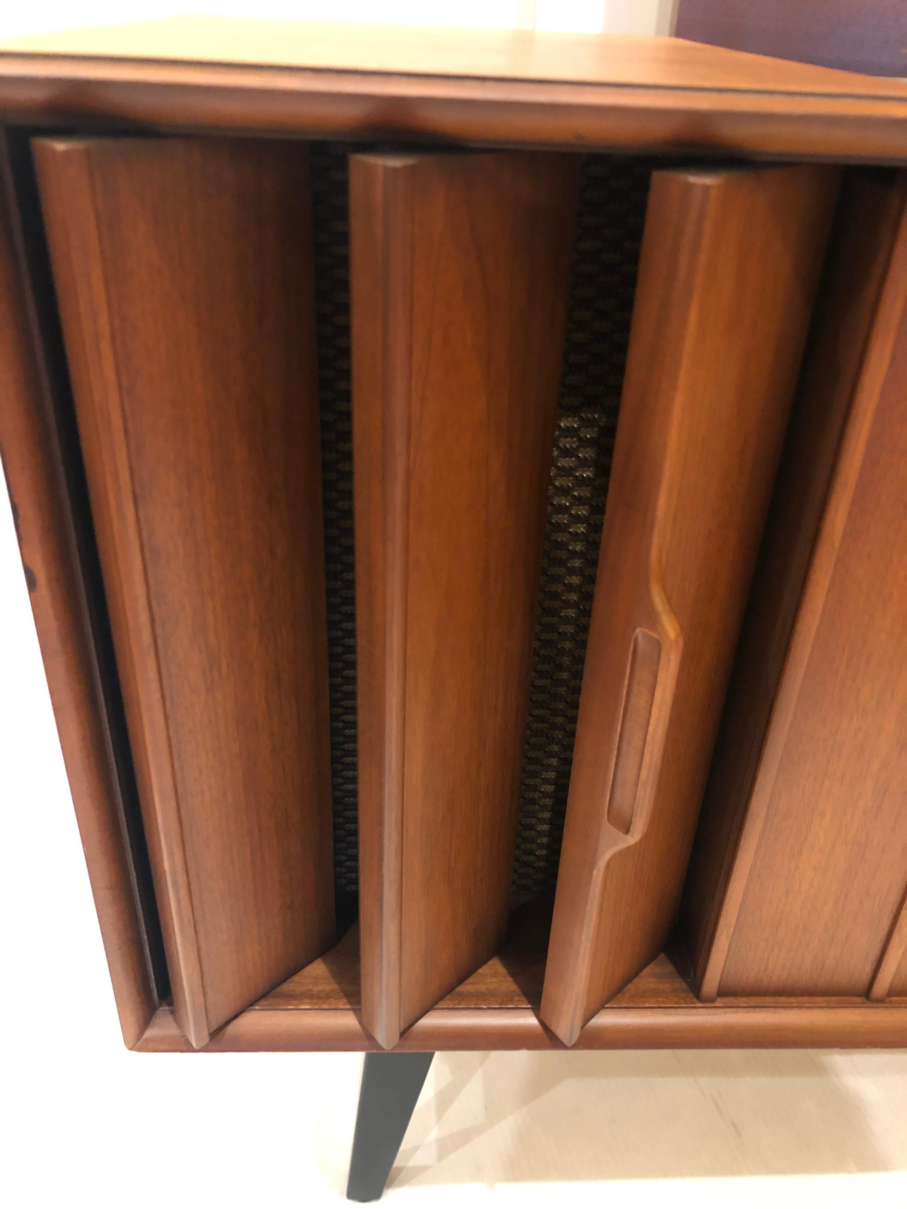 20th Century Striking Small American Midcentury Walnut Console Stereo Cabinet by Zenith