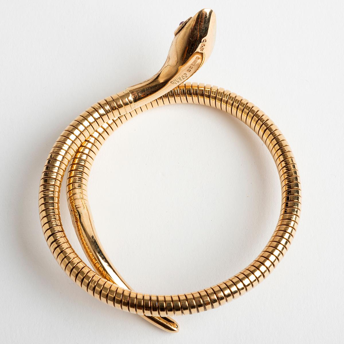 Wir freuen uns:: Ihnen ein einzigartiges Stück aus unserer sorgfältig kuratierten Vintage & Prestige-Schmuckkollektion präsentieren zu können: 

Unser flexibler Schlangenarmreif ist aus 9-karätigem Gelbgold gefertigt und mit rund geschliffenen