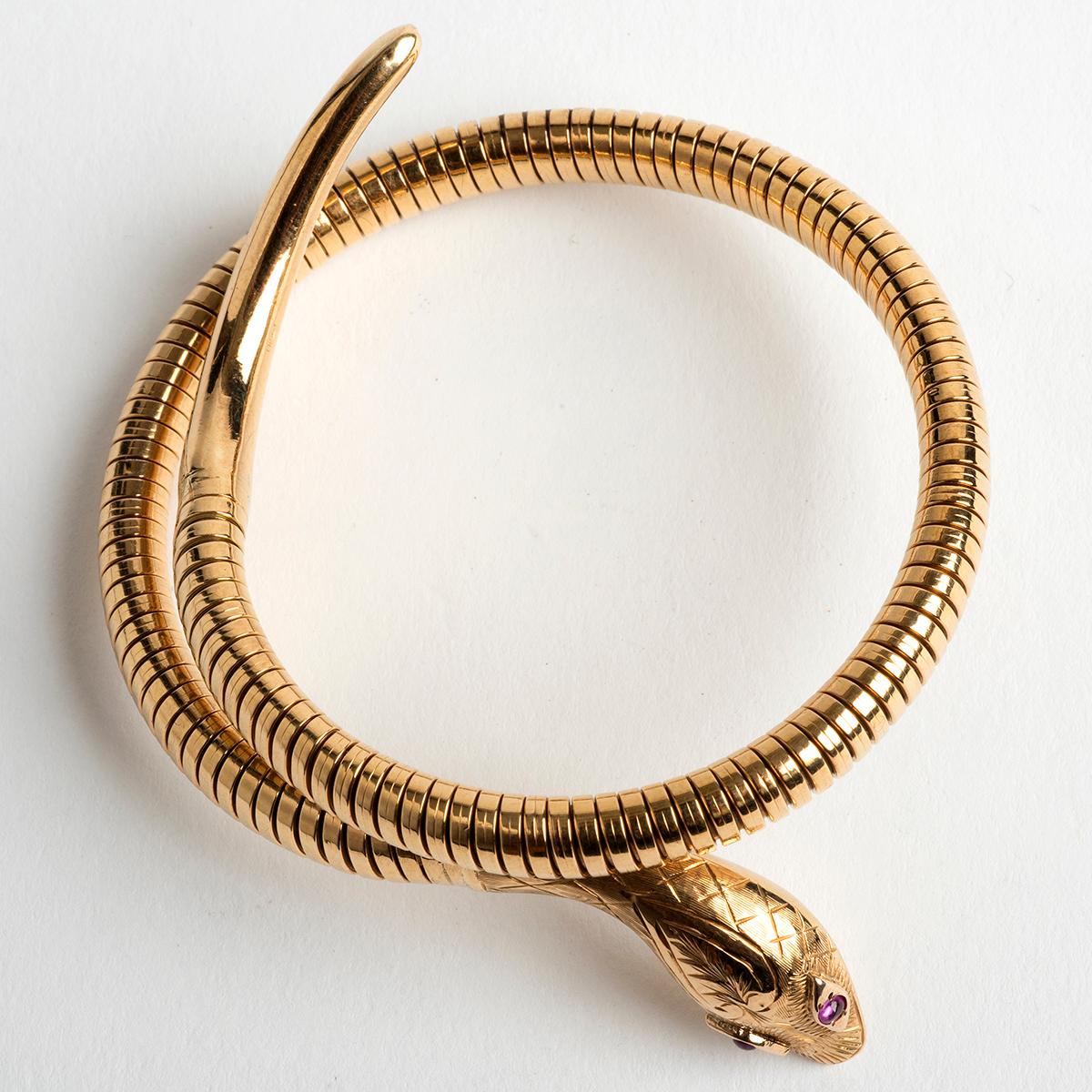 Auffälliger Schlangenarmreif mit Rubinauge:: 9 Karat Gelbgold:: gepunzt 1989 UK (Rundschliff)