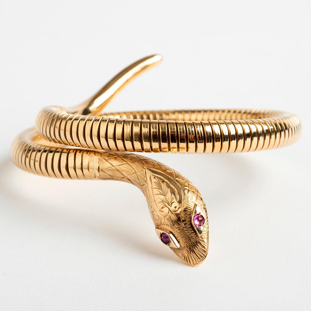 Auffälliger Schlangenarmreif mit Rubinauge:: 9 Karat Gelbgold:: gepunzt 1989 UK im Zustand „Hervorragend“ in Canterbury, England