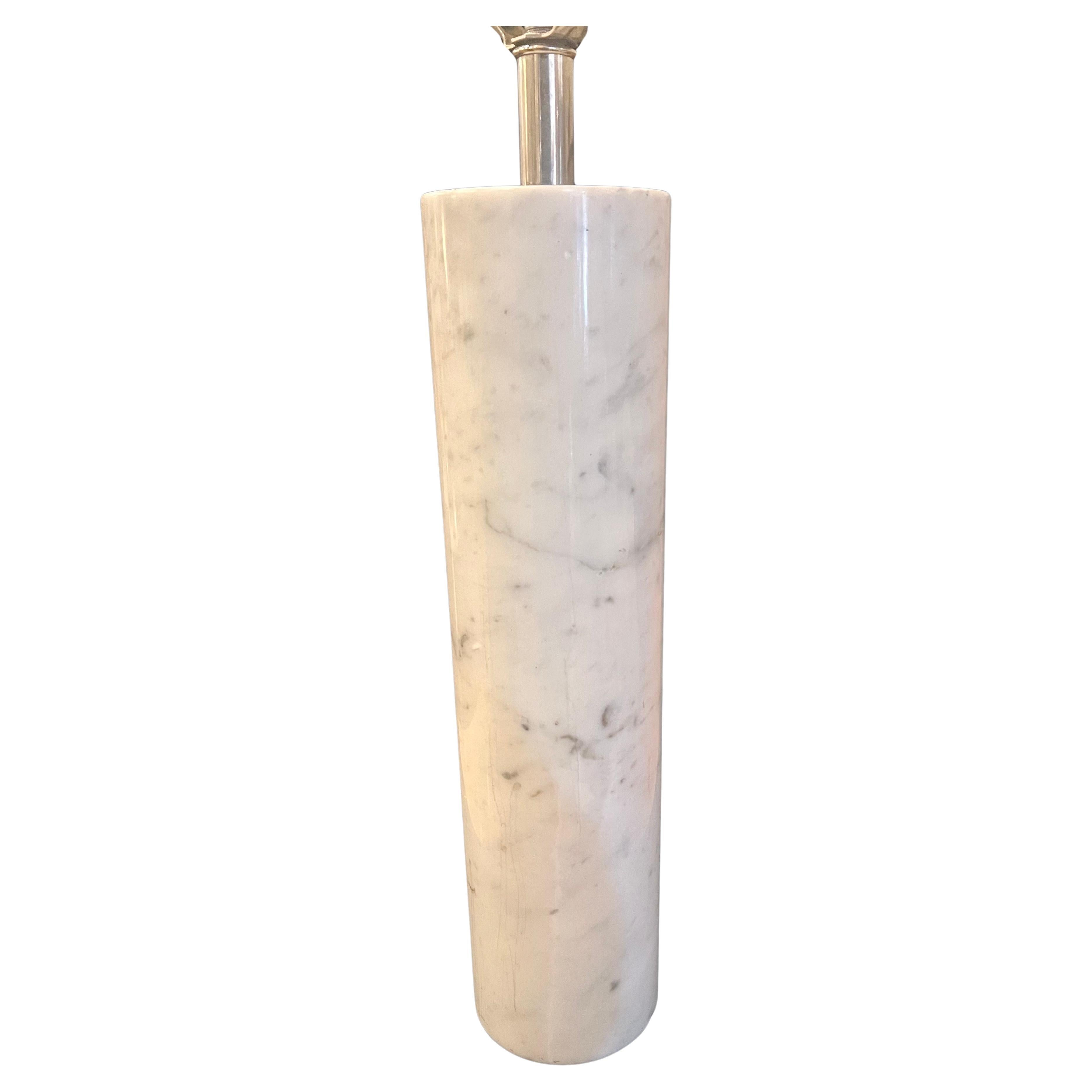 Auffällige massive, große, postmoderne Tischlampe aus italienischem Marmor mit Zylinder