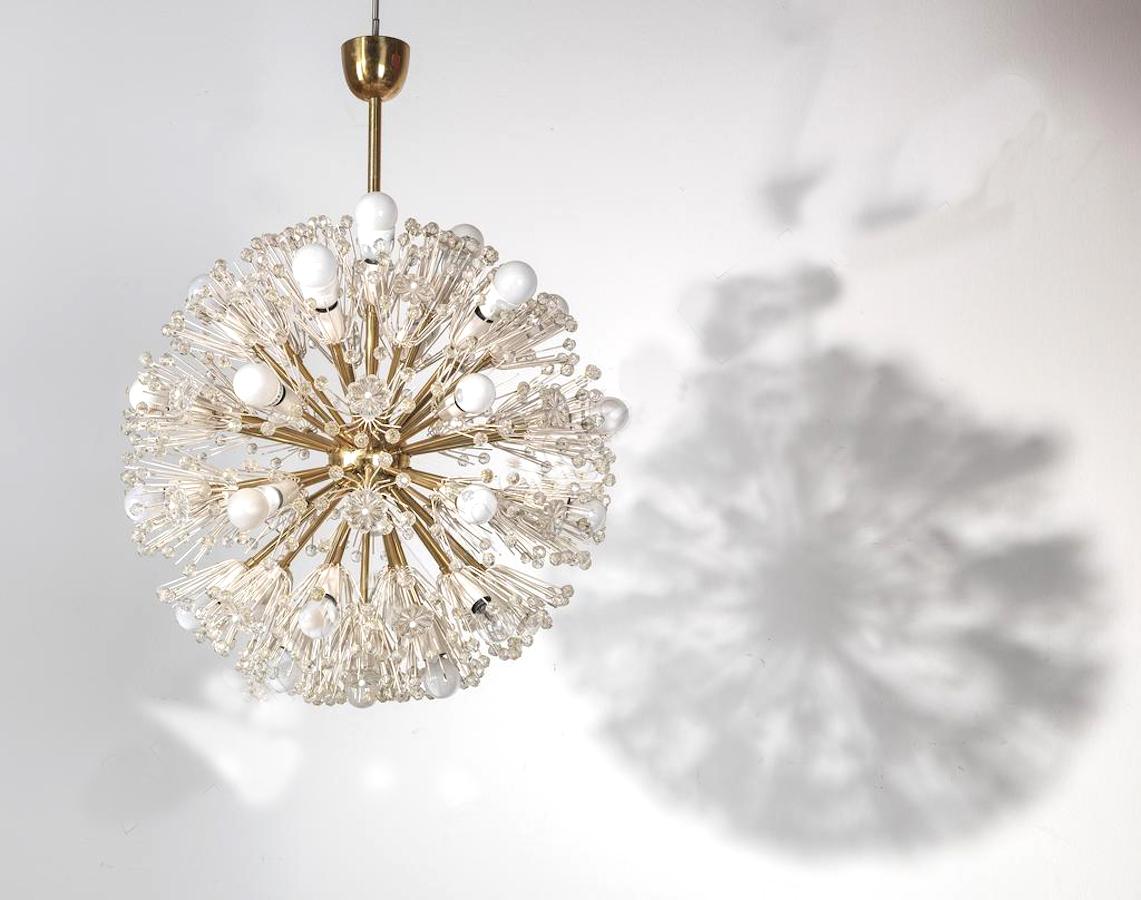 Enorme araña bola de nieve de Emil Stejnar fabricación Rupert Nikoll, Viena, 1950.
Cada una con treinta y una bombillas E14 que, cuando se encienden, crean un impresionante efecto luminoso.
Se completa con una varilla de latón y un dosel de