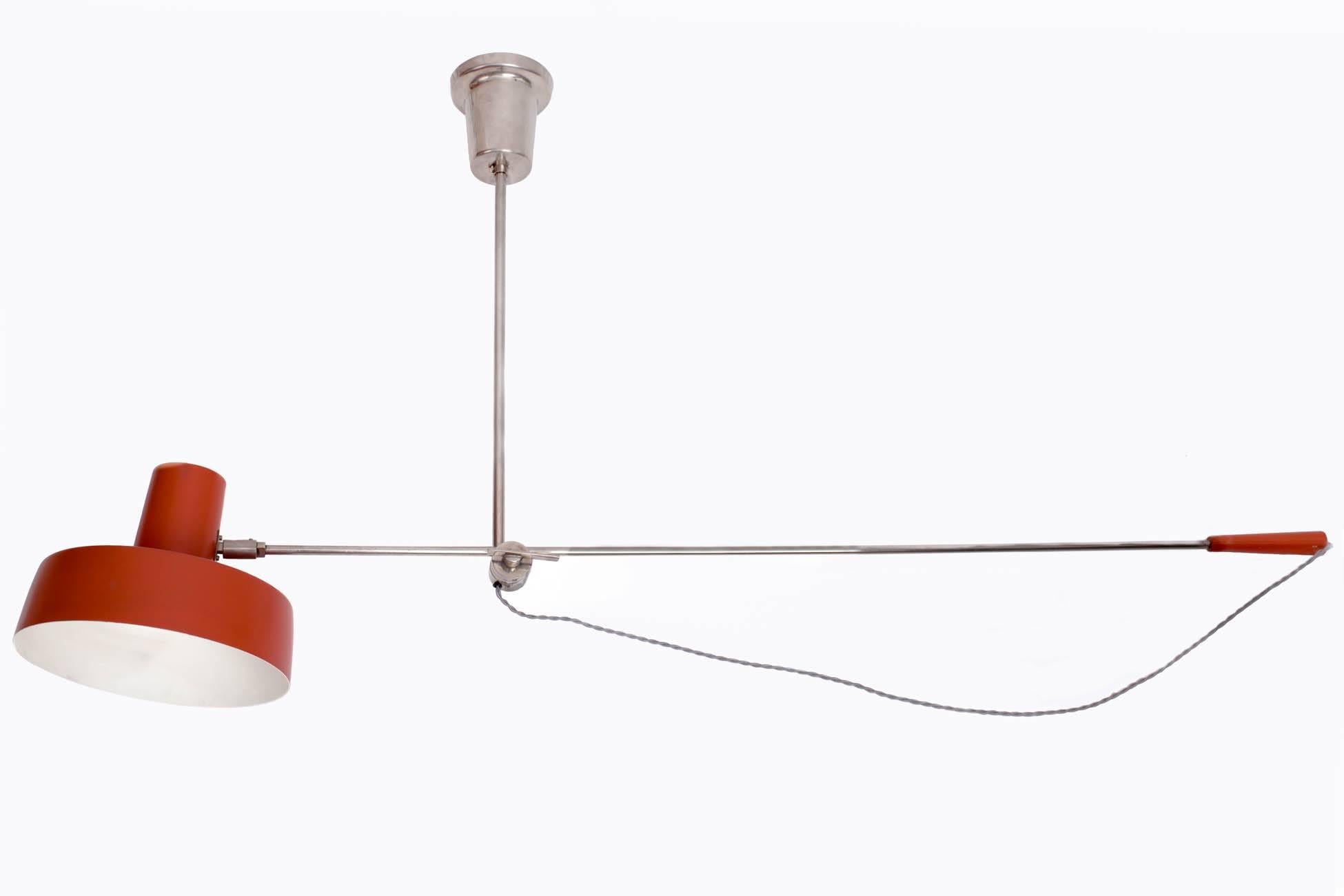 Émaillé Lustre à bras articulés de style Stilnovo en nickel argenté et émail rouge, Italie, années 1950 en vente