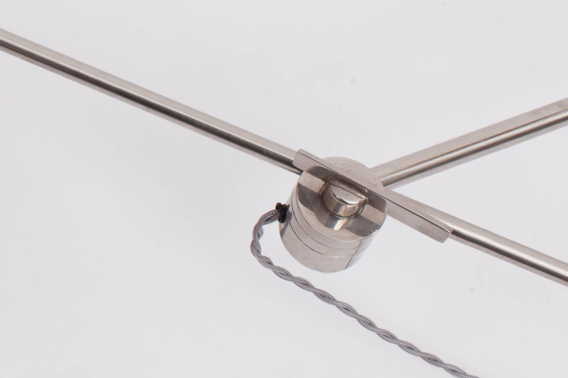Milieu du XXe siècle Lustre à bras articulés de style Stilnovo en nickel argenté et émail rouge, Italie, années 1950 en vente