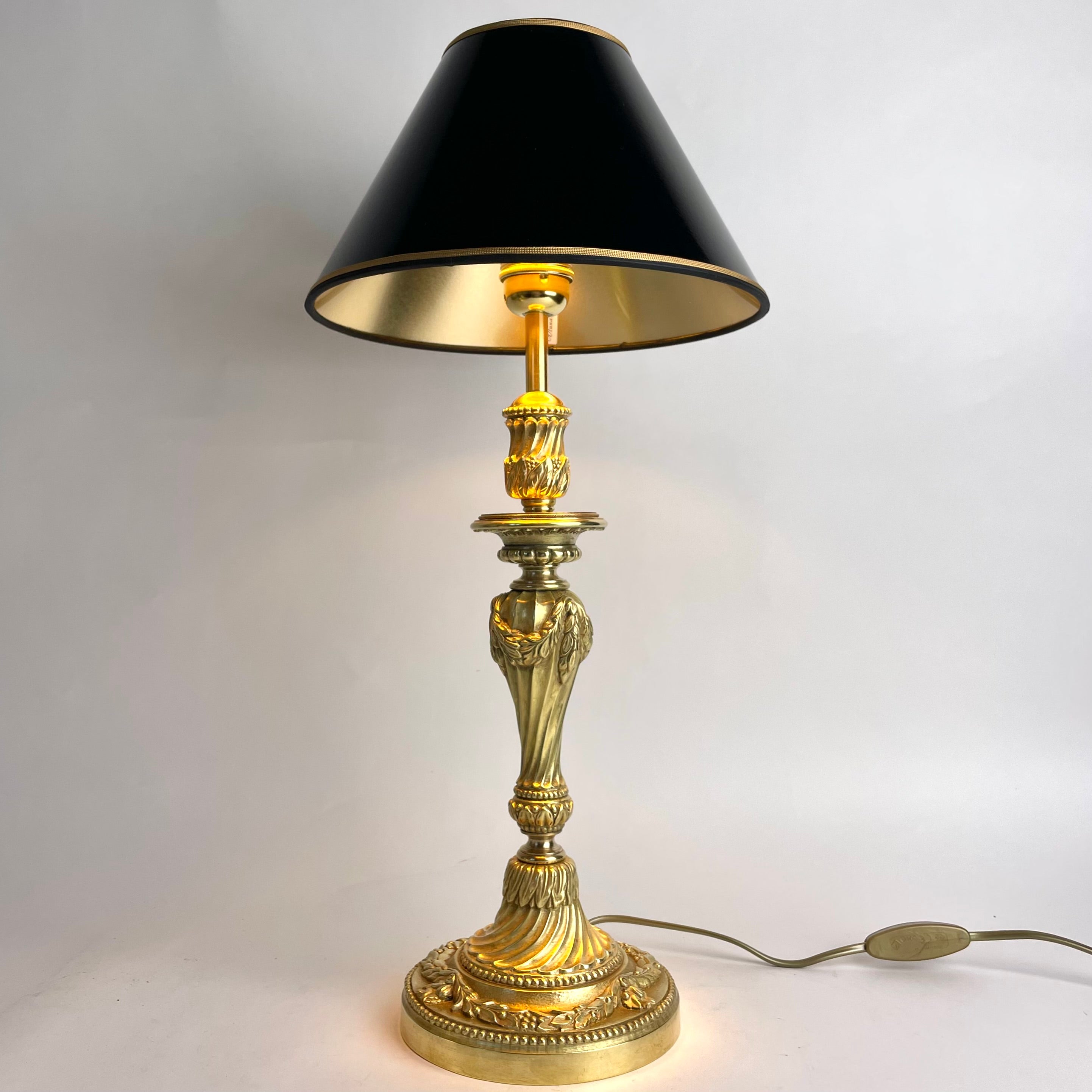 Llamativa lámpara de sobremesa de bronce de estilo Luis XVI, fabricada a principios del siglo XIX. 

Una lámpara de sobremesa refinada y elegante, bellamente realizada en un llamativo bronce que complementa las ligeras curvas de la columna. Presenta