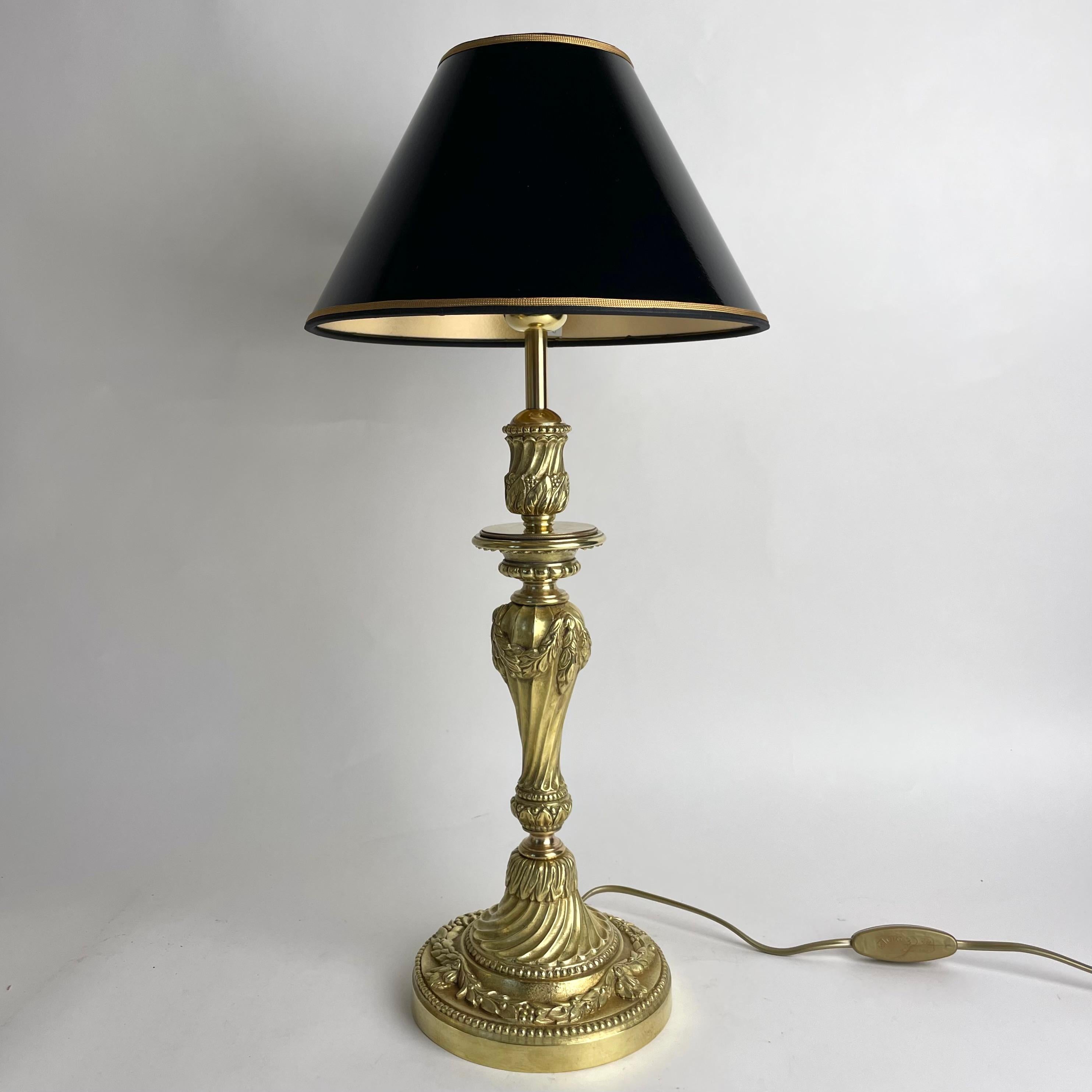 Llamativa Lámpara de Mesa en Bronce, Estilo Luis XVI en Bueno estado para la venta en Knivsta, SE