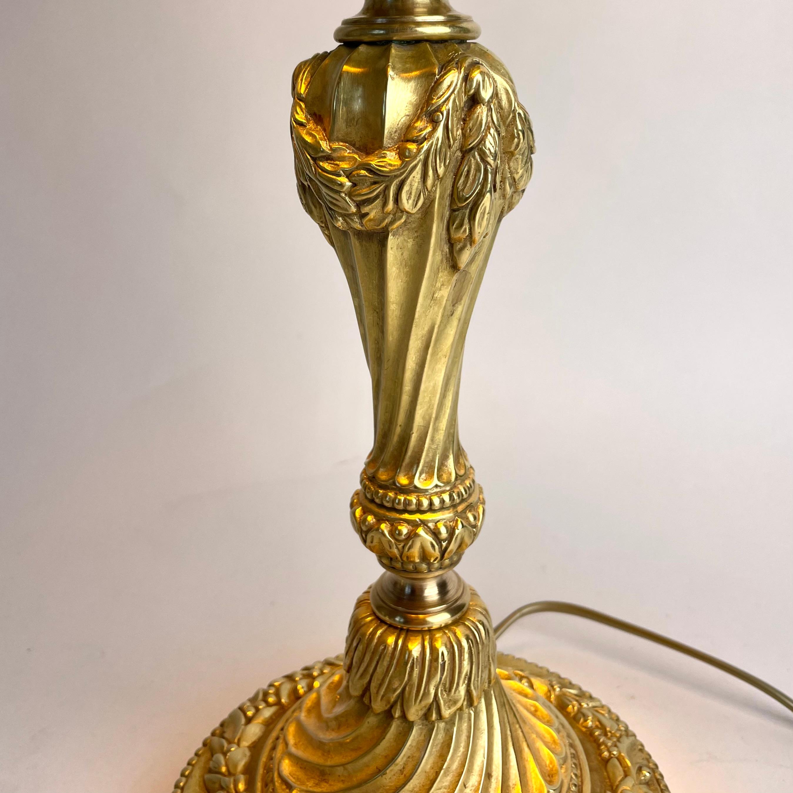 Llamativa Lámpara de Mesa en Bronce, Estilo Luis XVI en venta 1