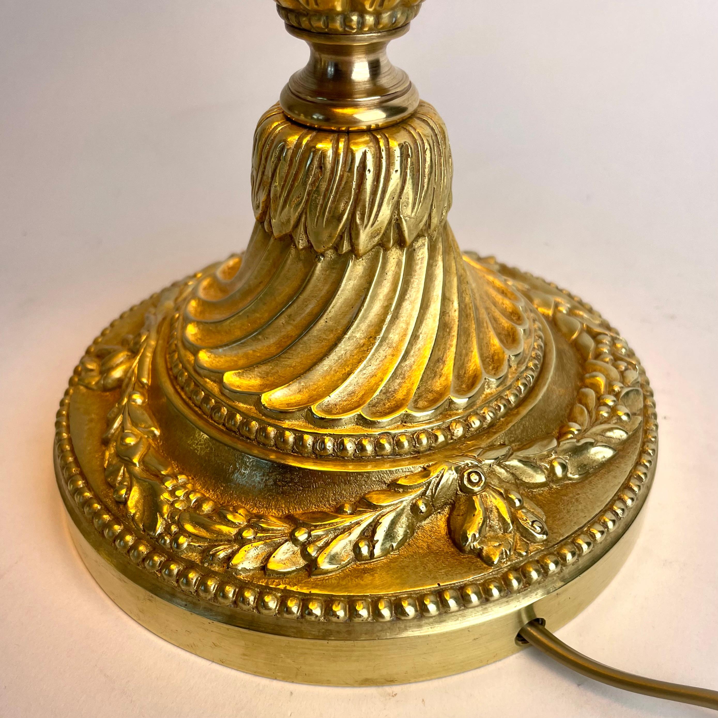 Llamativa Lámpara de Mesa en Bronce, Estilo Luis XVI en venta 2