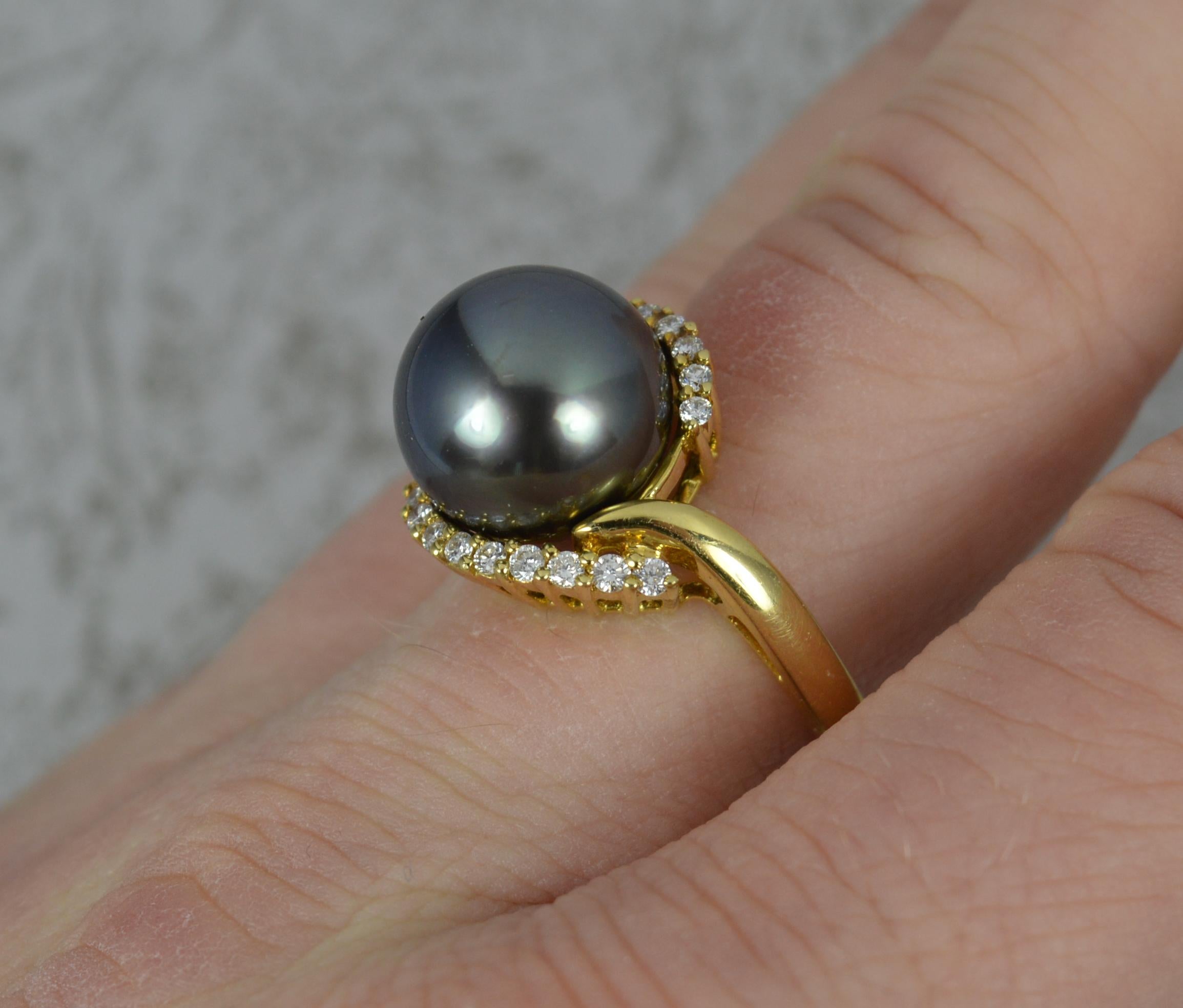 Contemporary Striking Tahitian Pearl and Vs Diamond 18 Carat Gold Cluster Ring