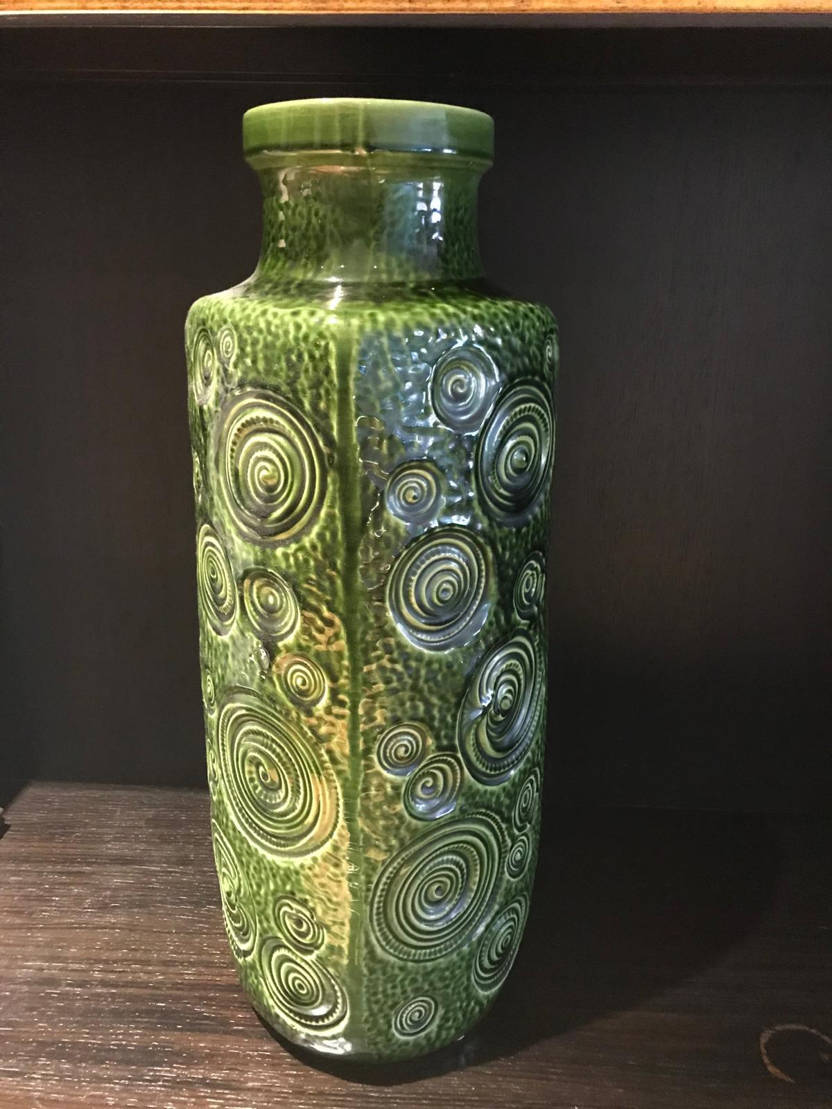 Un sorprendente vaso alto in ceramica fatto a mano da Scheurich con smalto verde 