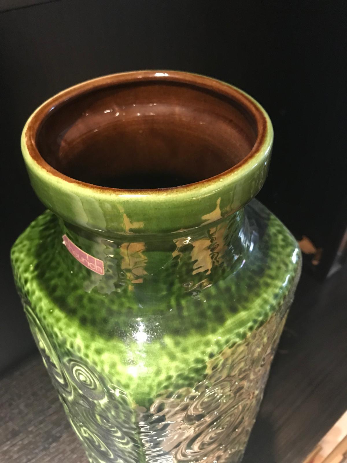 Un sorprendente vaso alto in ceramica fatto a mano da Scheurich con smalto verde 