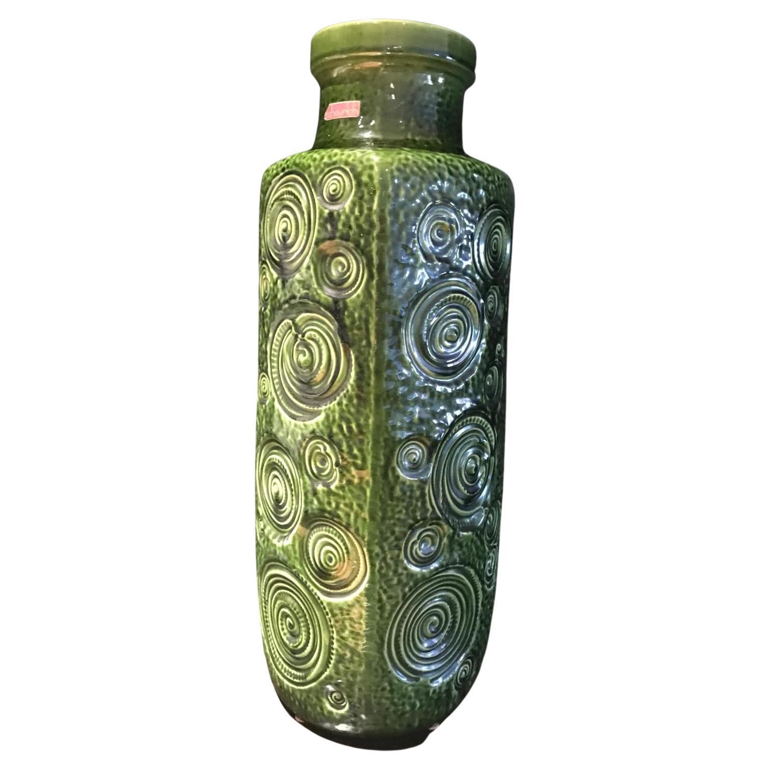 Un sorprendente vaso alto in ceramica fatto a mano da Scheurich con smalto verde 