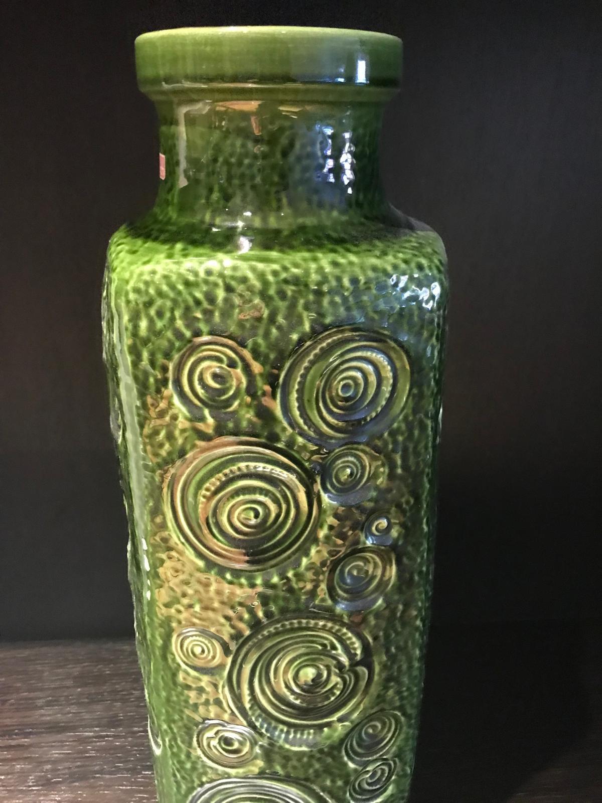 Un sorprendente vaso alto in ceramica fatto a mano da Scheurich con smalto verde 