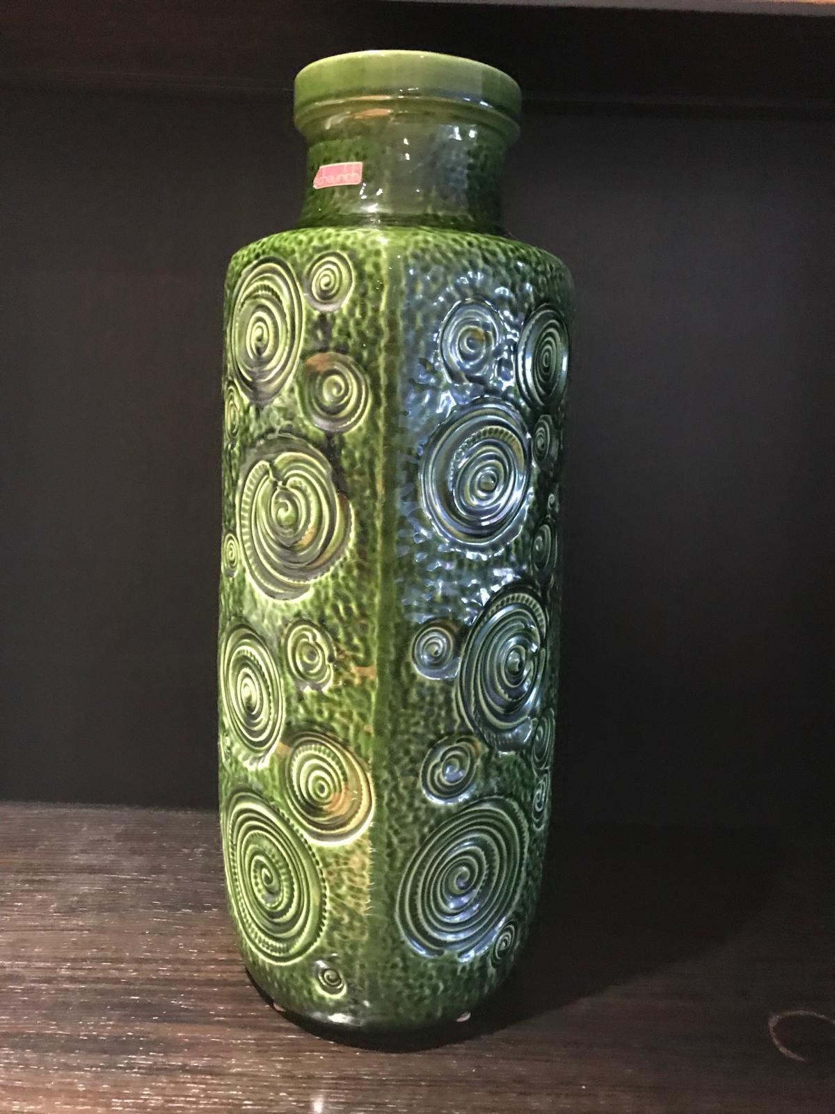 Un sorprendente vaso alto in ceramica fatto a mano da Scheurich con smalto verde 