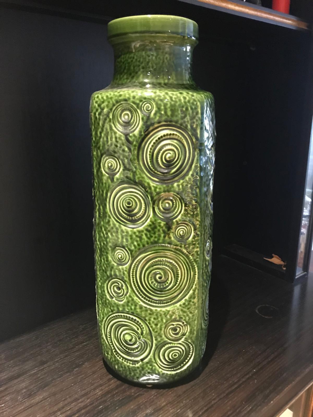 Questo è un  vaso alto e sorprendente a quattro lati del rinomato ceramista modernista tedesco Schuerich in uno splendido smalto verde bottiglia 