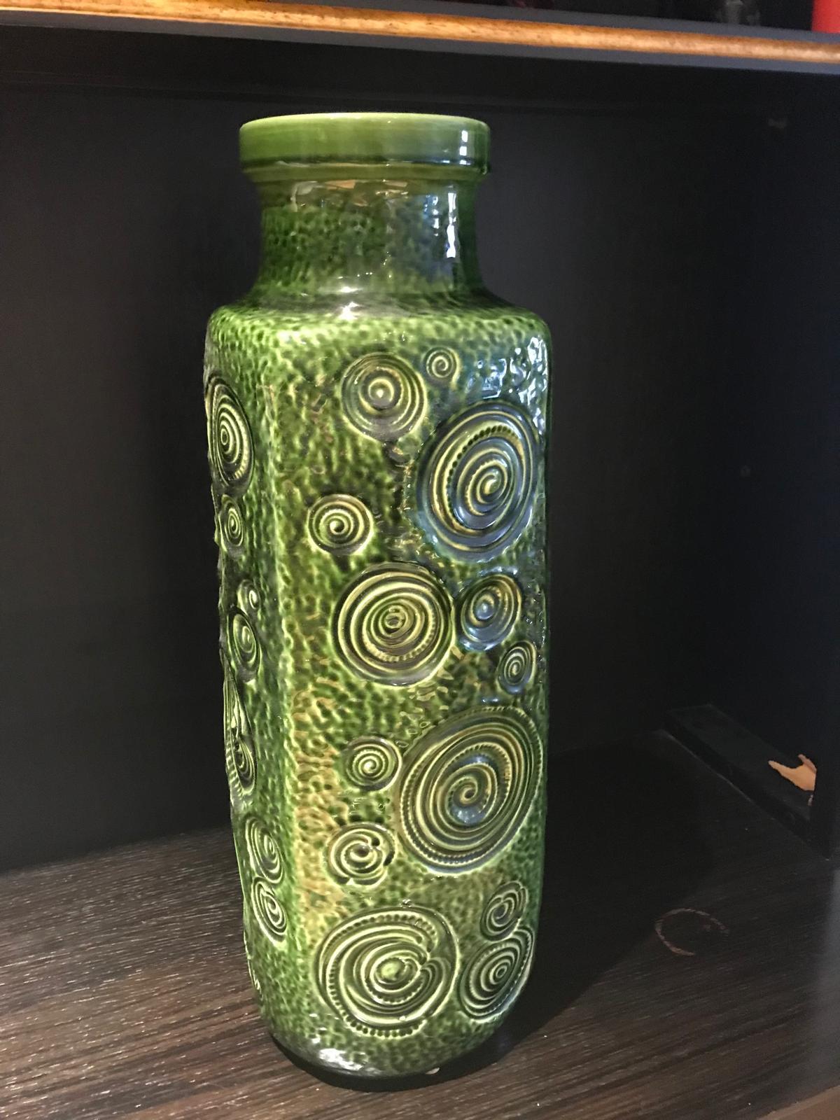Moderno Un sorprendente vaso alto in ceramica fatto a mano da Scheurich con smalto verde 