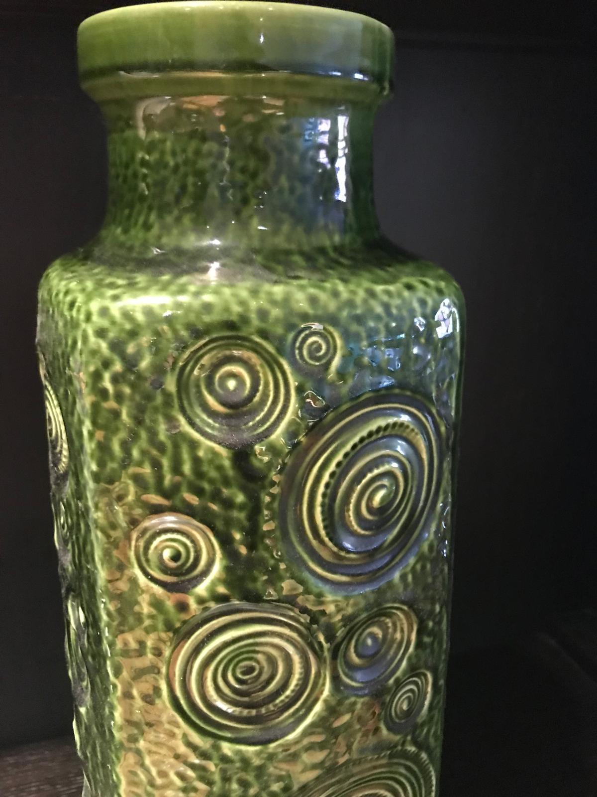 Tedesco Un sorprendente vaso alto in ceramica fatto a mano da Scheurich con smalto verde 