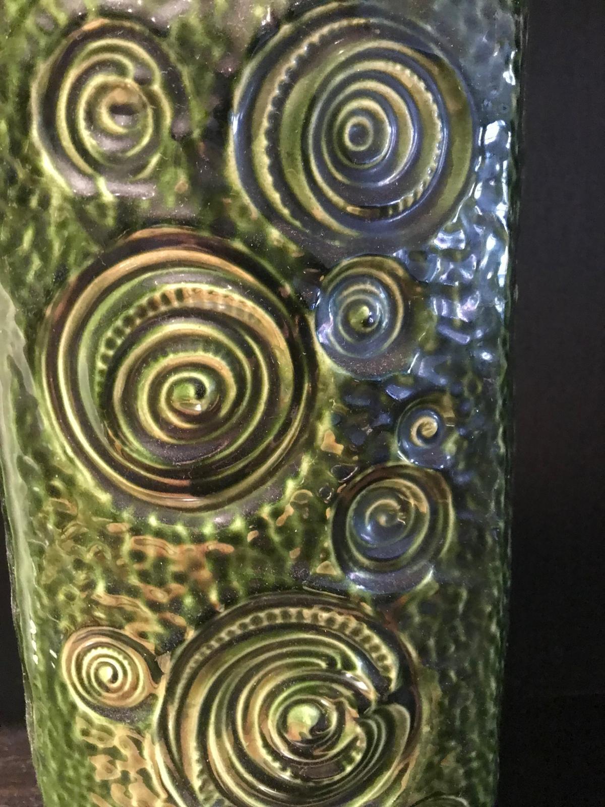 Intagliato a mano Un sorprendente vaso alto in ceramica fatto a mano da Scheurich con smalto verde 