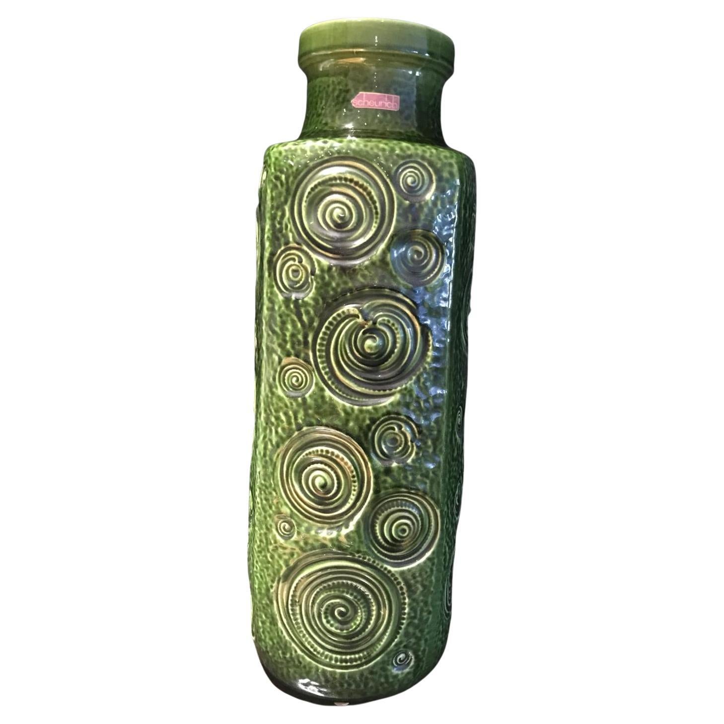Un sorprendente vaso alto in ceramica fatto a mano da Scheurich con smalto verde 