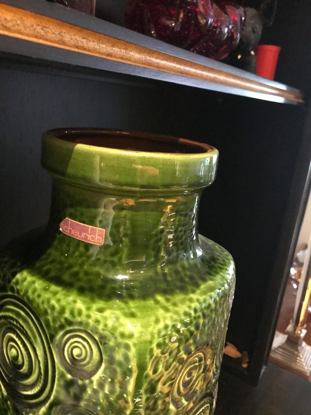 Un sorprendente vaso alto in ceramica fatto a mano da Scheurich con smalto verde 