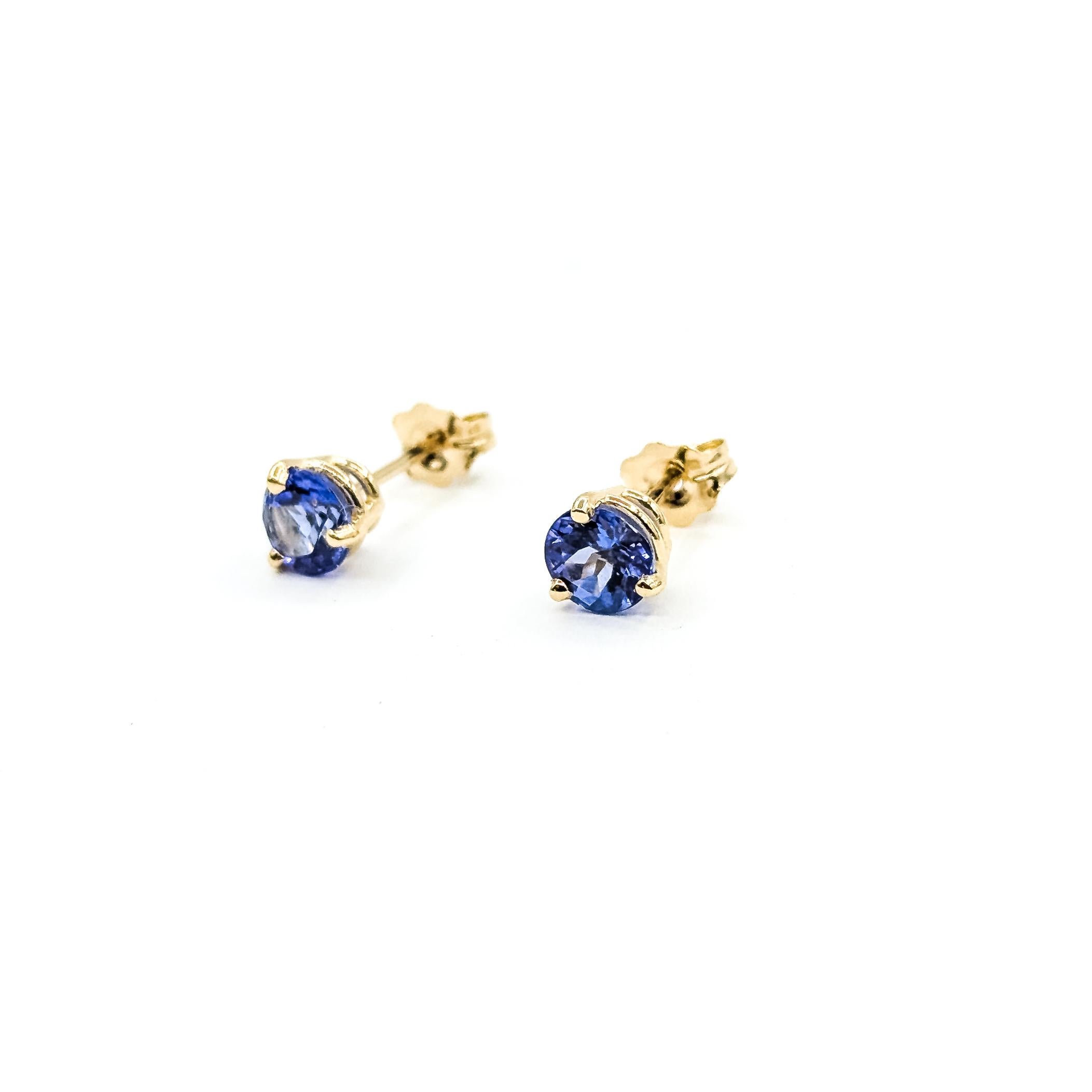 Orecchini con tanzanite in oro giallo 14 ct.

Questi orecchini presentano tanzaniti rotonde per un totale di 1,17ctw, incastonate in caldo oro giallo 14k. Le gemme presentano una ricca tonalità blu-viola con un brillante scintillio interno, che