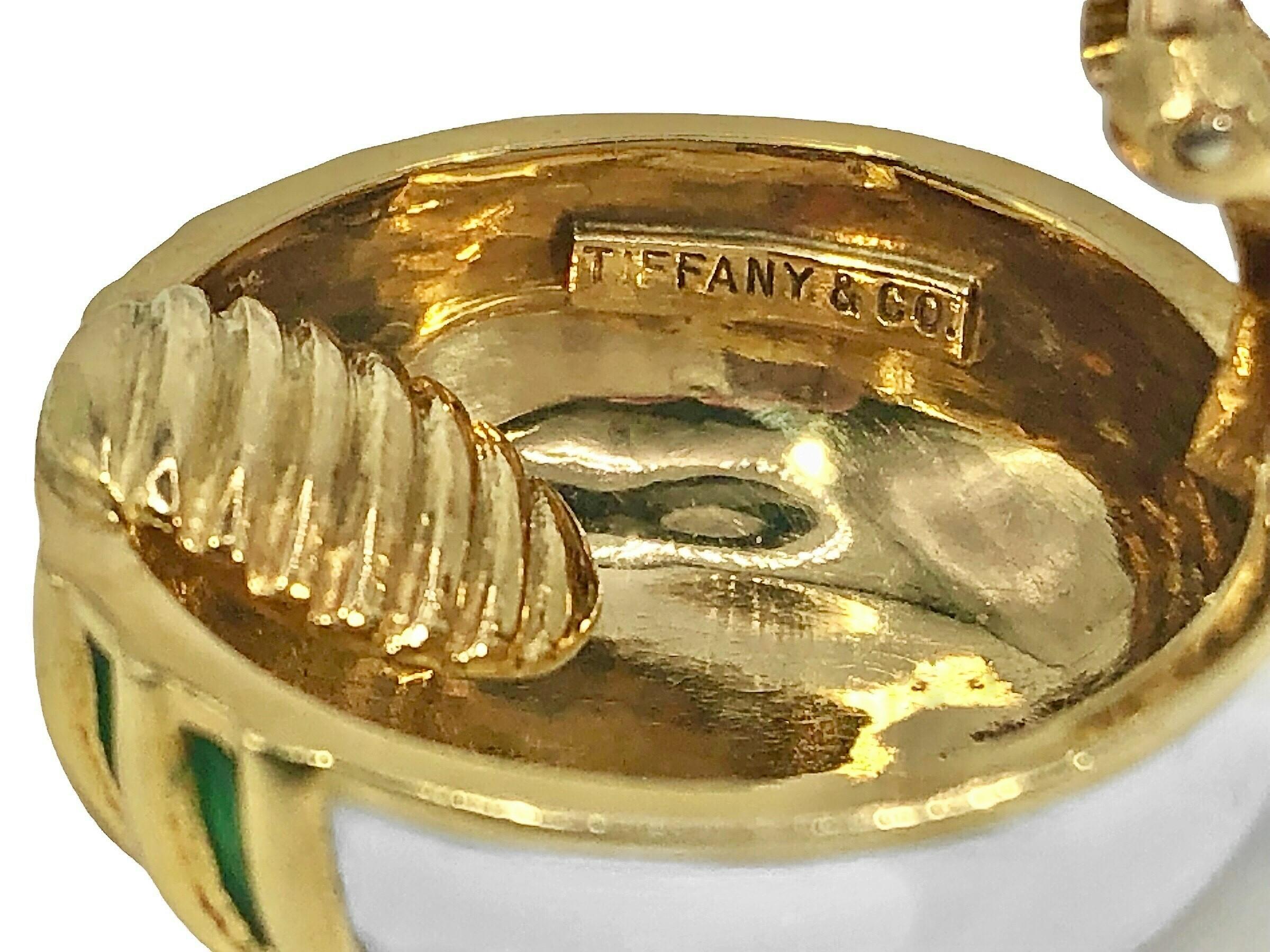 Auffällige Tiffany & Co. Runde Ohrringe aus 18 Karat weißer Emaille mit grünem Chevron-Design 2